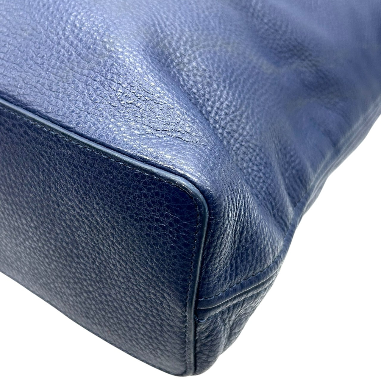 【新品同様】フルラ ユラ YULLA 2WAY ショルダーバッグ レザー ネイビー A4収納可 大容量 ハンドバッグ ホーボーバッグ 斜め掛け可 レディース ビジネス 通勤 通学 ロゴ ゴールド金具 エレガント 上質レザー クリーニング済み E2