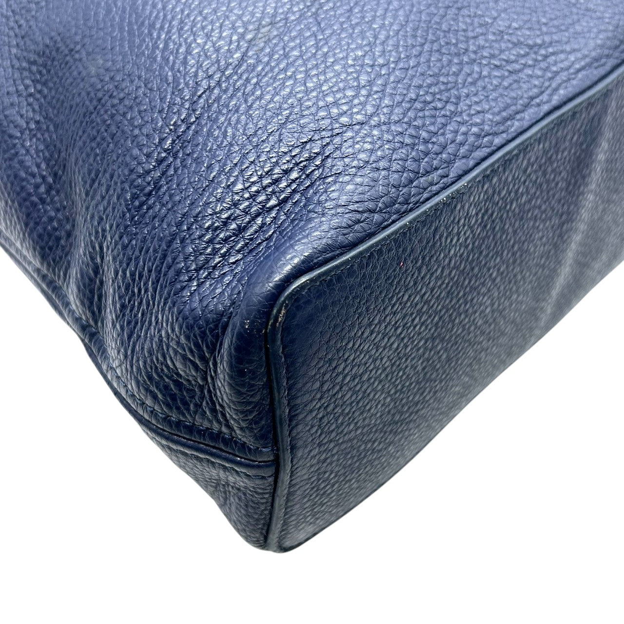 【新品同様】フルラ ユラ YULLA 2WAY ショルダーバッグ レザー ネイビー A4収納可 大容量 ハンドバッグ ホーボーバッグ 斜め掛け可 レディース ビジネス 通勤 通学 ロゴ ゴールド金具 エレガント 上質レザー クリーニング済み E2