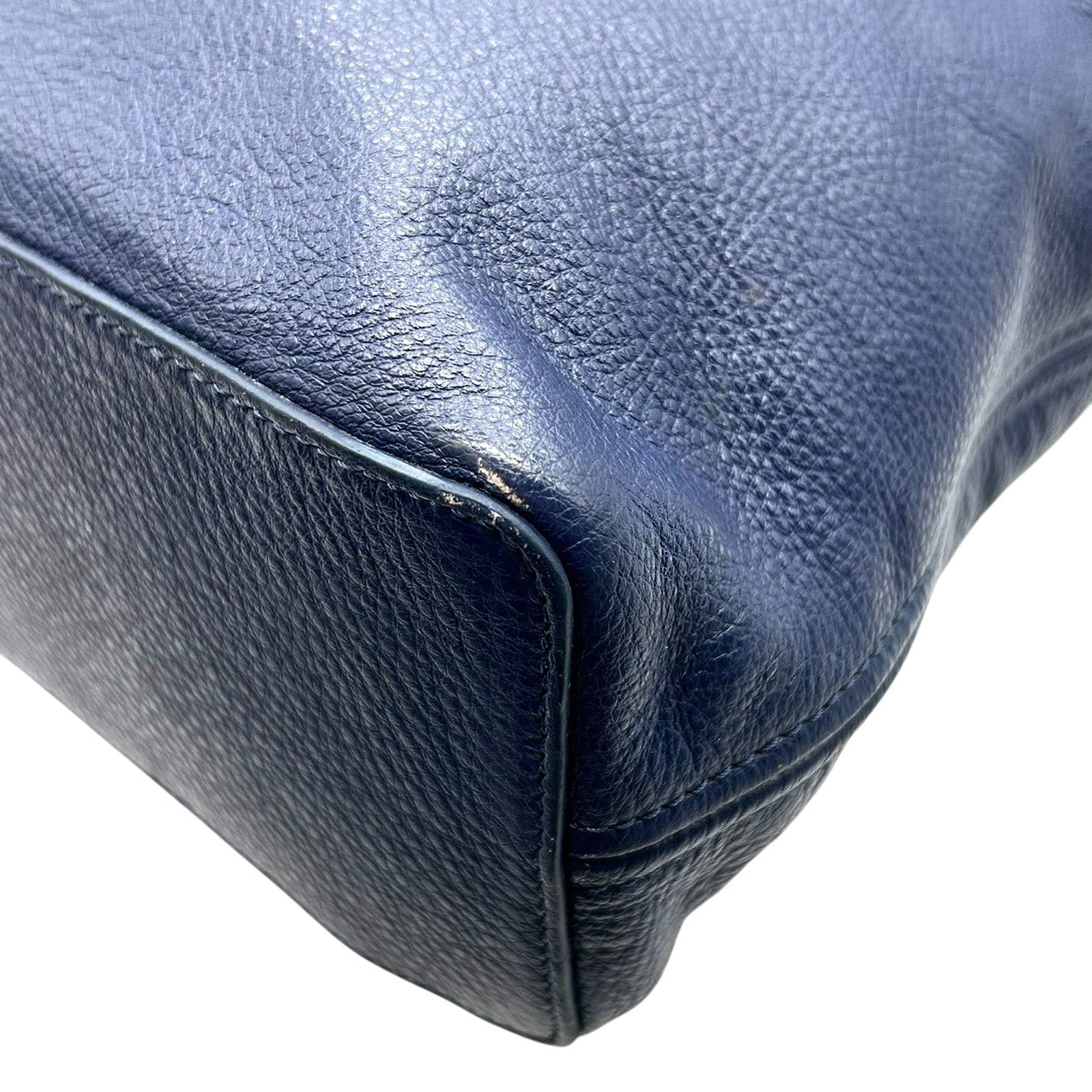 【新品同様】フルラ ユラ YULLA 2WAY ショルダーバッグ レザー ネイビー A4収納可 大容量 ハンドバッグ ホーボーバッグ 斜め掛け可 レディース ビジネス 通勤 通学 ロゴ ゴールド金具 エレガント 上質レザー クリーニング済み E2