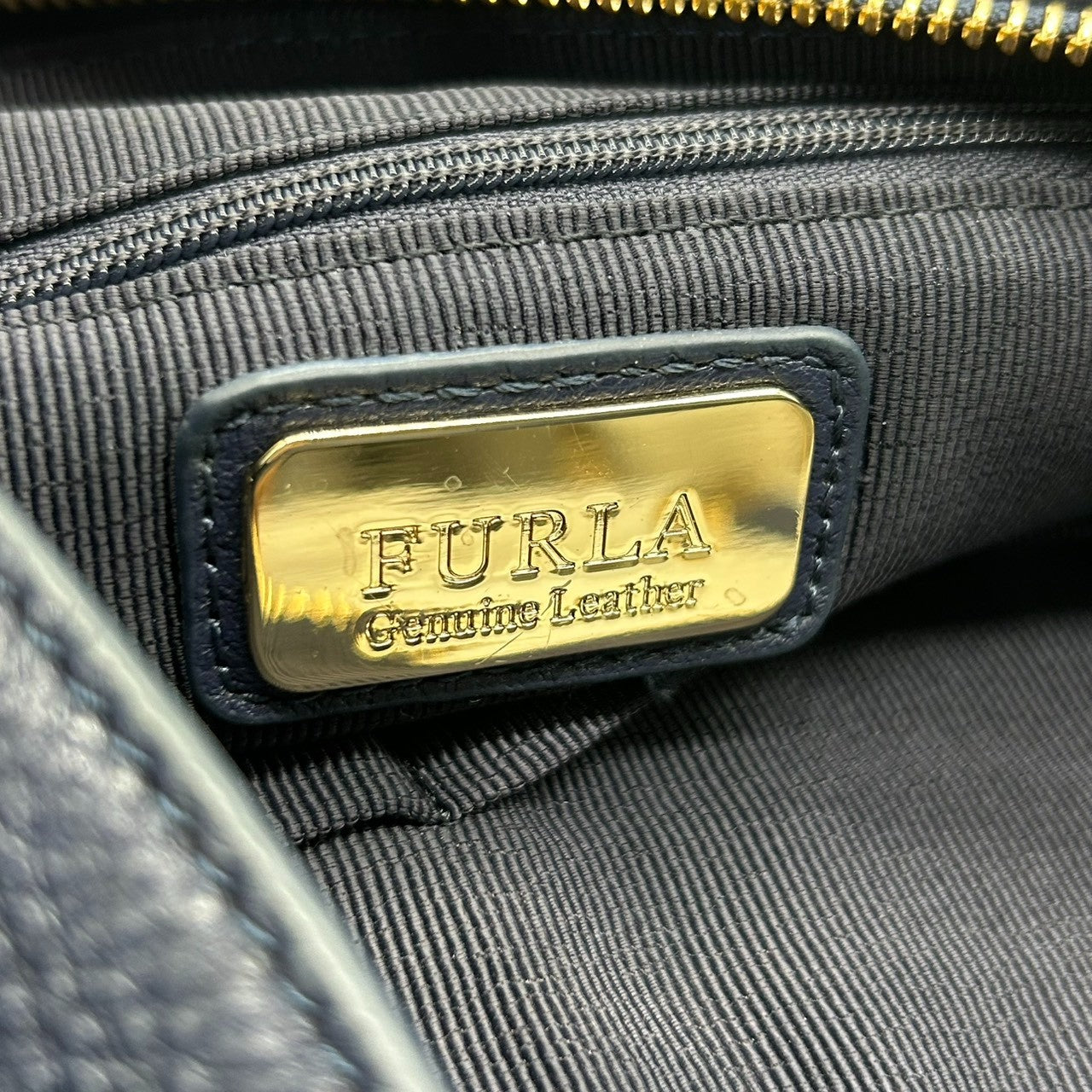 【新品同様】フルラ ユラ YULLA 2WAY ショルダーバッグ レザー ネイビー A4収納可 大容量 ハンドバッグ ホーボーバッグ 斜め掛け可 レディース ビジネス 通勤 通学 ロゴ ゴールド金具 エレガント 上質レザー クリーニング済み E2