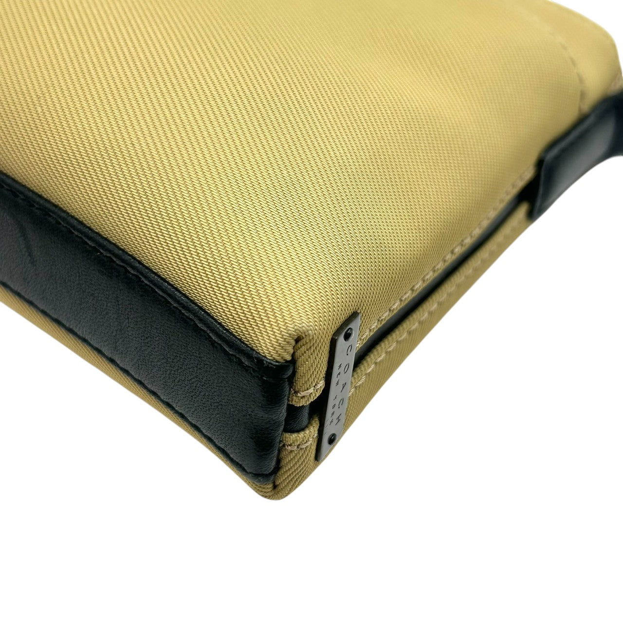 【美品】コーチ ハンドバッグ 7407 ナイロン レザー ベージュ ブラック アクセサリーポーチ ワンショルダー ミニバッグ コンパクト 軽量 レディース チャーム付き カジュアル シンプル ヴィンテージデザイン クリーニング済み U4