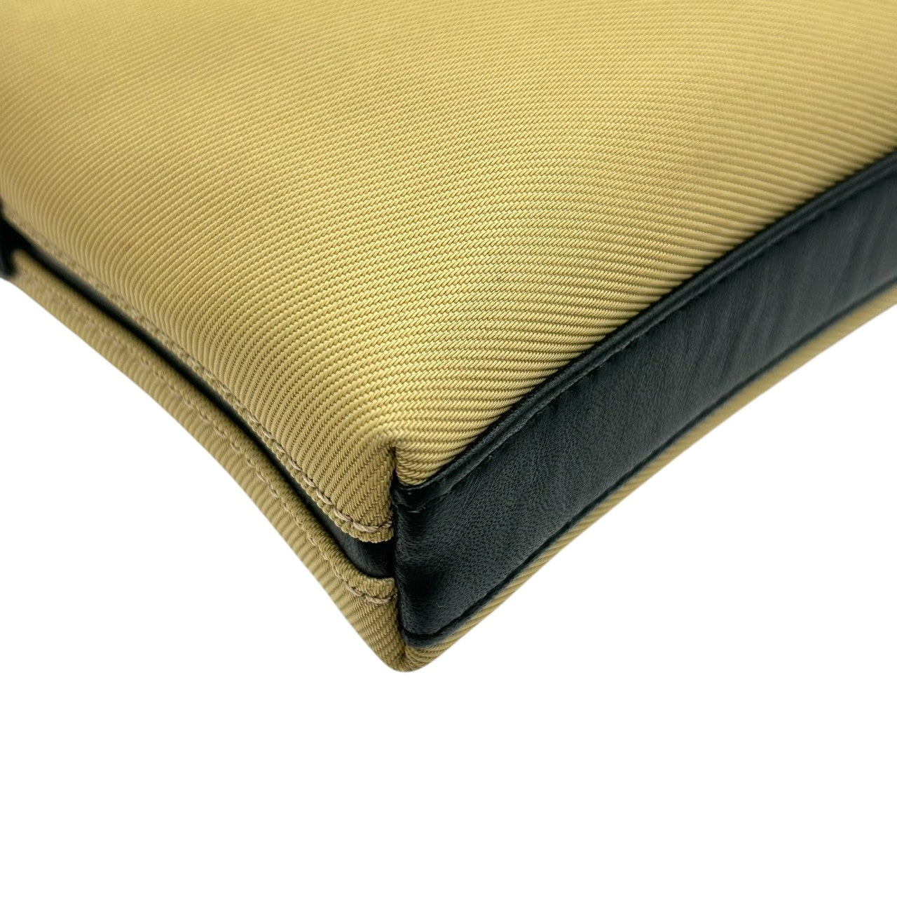 【美品】コーチ ハンドバッグ 7407 ナイロン レザー ベージュ ブラック アクセサリーポーチ ワンショルダー ミニバッグ コンパクト 軽量 レディース チャーム付き カジュアル シンプル ヴィンテージデザイン クリーニング済み U4