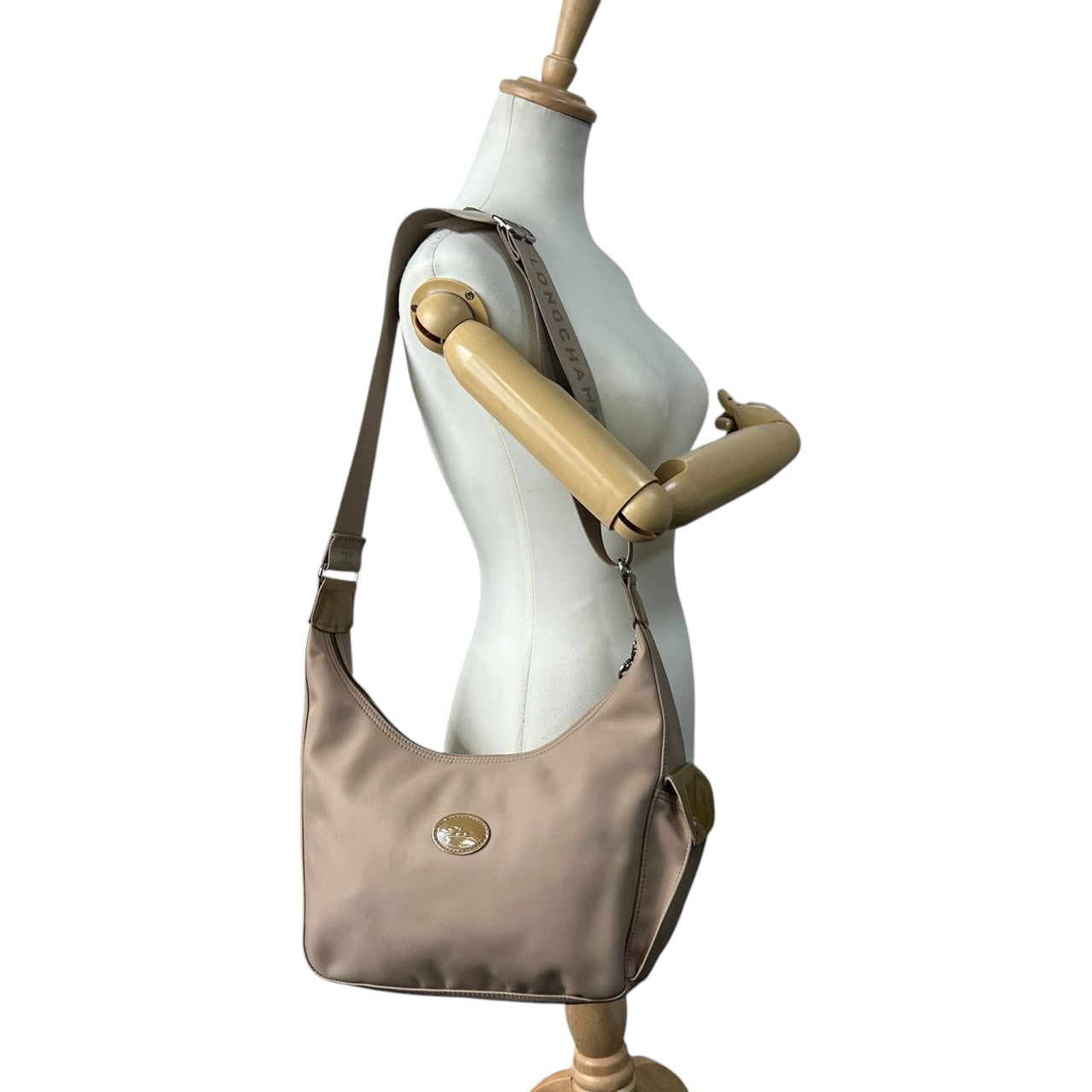 ロンシャン ショルダーバッグ ナイロン パテントレザー ベージュ ホーボーバッグ 斜め掛け可 A4収納可 大容量 レディース 軽量 機能的 カジュアル エレガント シンプルデザイン 通勤 通学 デイリーユース ロゴプレート クリーニング済み s87