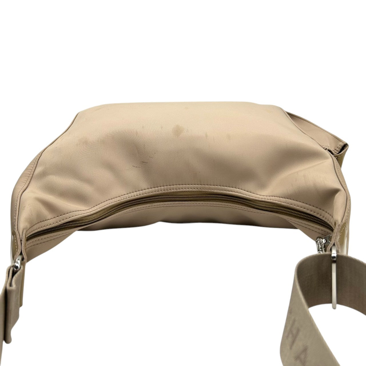 ロンシャン ショルダーバッグ ナイロン パテントレザー ベージュ ホーボーバッグ 斜め掛け可 A4収納可 大容量 レディース 軽量 機能的 カジュアル エレガント シンプルデザイン 通勤 通学 デイリーユース ロゴプレート クリーニング済み s87