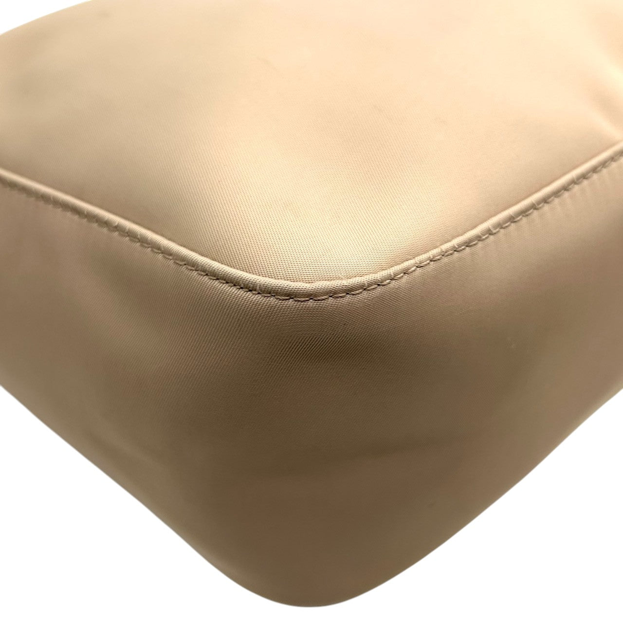 ロンシャン ショルダーバッグ ナイロン パテントレザー ベージュ ホーボーバッグ 斜め掛け可 A4収納可 大容量 レディース 軽量 機能的 カジュアル エレガント シンプルデザイン 通勤 通学 デイリーユース ロゴプレート クリーニング済み s87