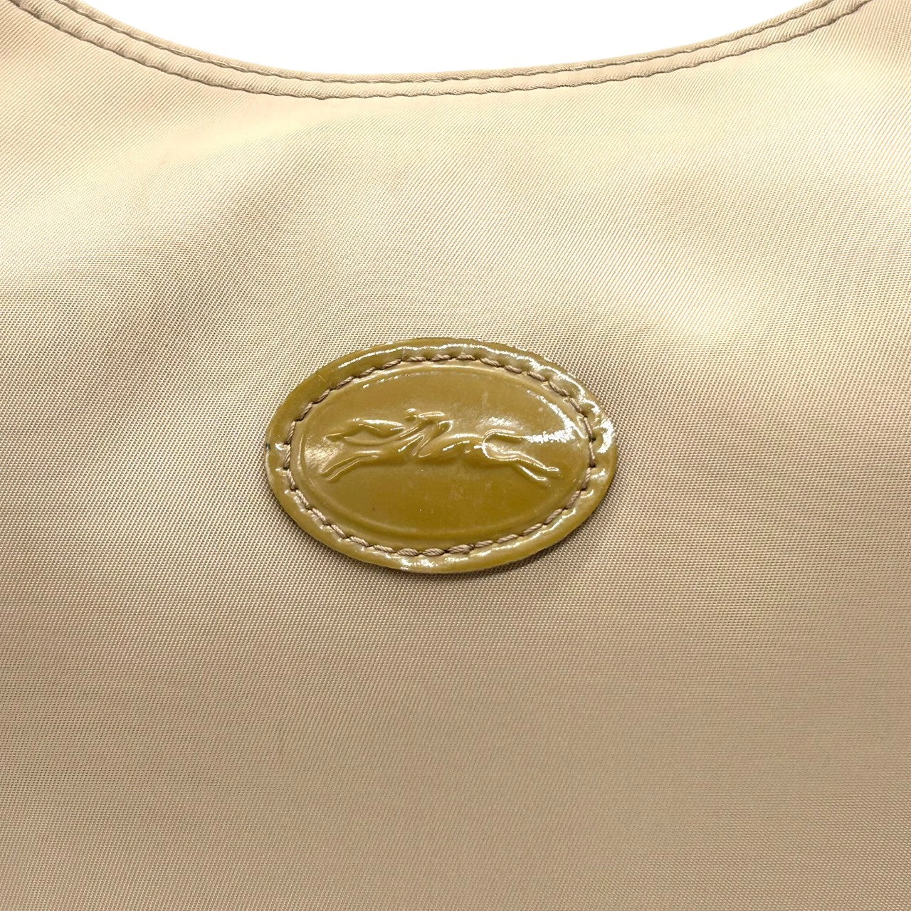 ロンシャン ショルダーバッグ ナイロン パテントレザー ベージュ ホーボーバッグ 斜め掛け可 A4収納可 大容量 レディース 軽量 機能的 カジュアル エレガント シンプルデザイン 通勤 通学 デイリーユース ロゴプレート クリーニング済み s87