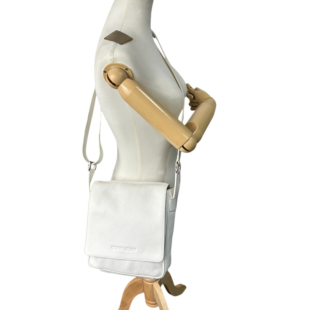 ジョルジオアルマーニ ショルダーバッグ レザー 本革 ホワイト フラップ 斜め掛け可 A4収納可 メンズ レディース ユニセックス メッセンジャーバッグ ビジネス カジュアル ロゴ型押し 上質シボ革 イタリア製 高級 クリーニング済み s81