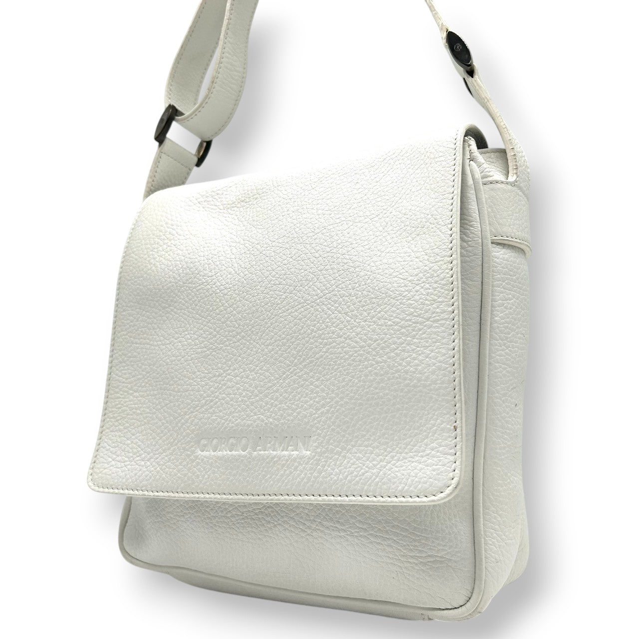 ジョルジオアルマーニ ショルダーバッグ レザー 本革 ホワイト フラップ 斜め掛け可 A4収納可 メンズ レディース ユニセックス メッセンジャーバッグ ビジネス カジュアル ロゴ型押し 上質シボ革 イタリア製 高級 クリーニング済み s81