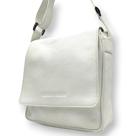 ジョルジオアルマーニ ショルダーバッグ レザー 本革 ホワイト フラップ 斜め掛け可 A4収納可 メンズ レディース ユニセックス メッセンジャーバッグ ビジネス カジュアル ロゴ型押し 上質シボ革 イタリア製 高級 クリーニング済み s81