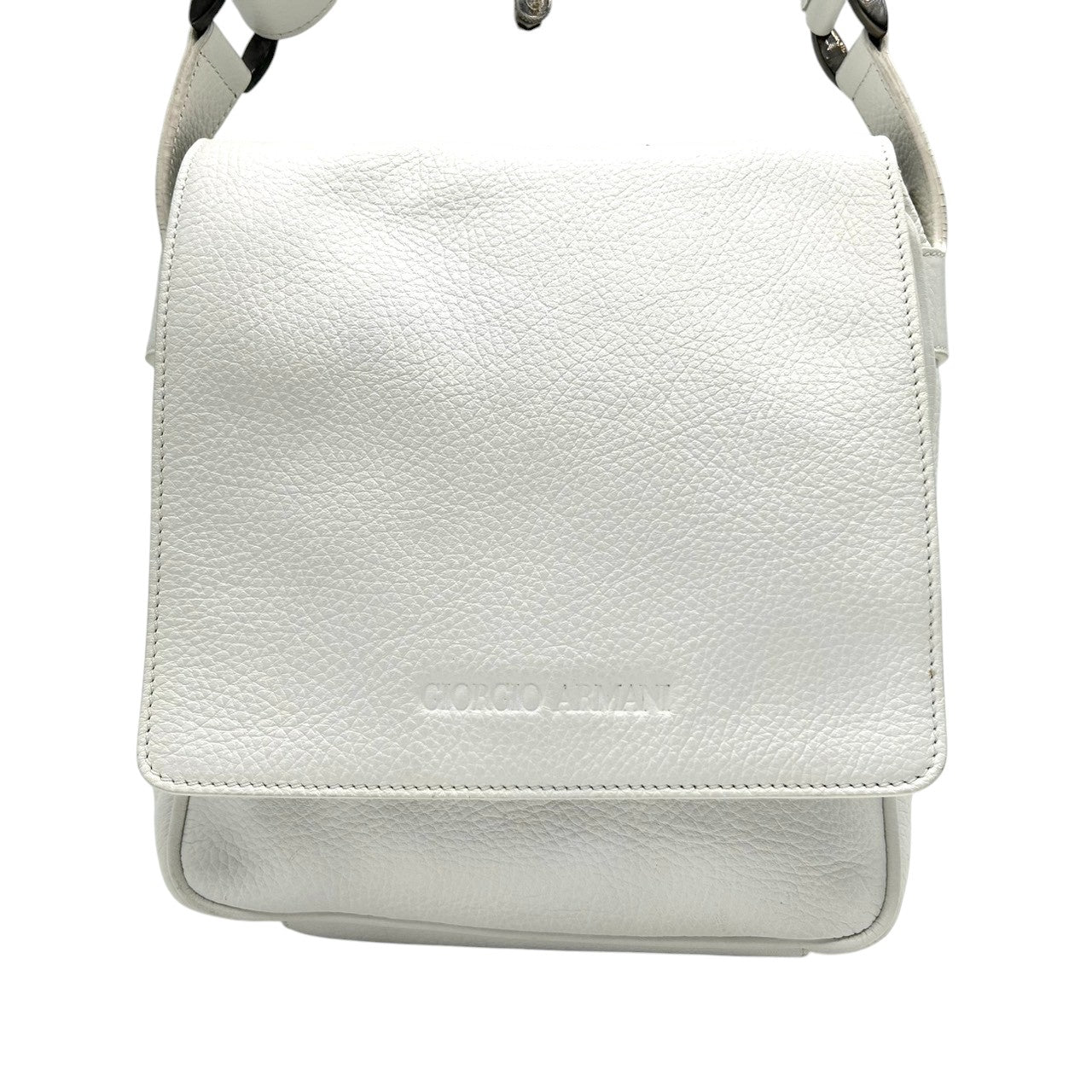 ジョルジオアルマーニ ショルダーバッグ レザー 本革 ホワイト フラップ 斜め掛け可 A4収納可 メンズ レディース ユニセックス メッセンジャーバッグ ビジネス カジュアル ロゴ型押し 上質シボ革 イタリア製 高級 クリーニング済み s81