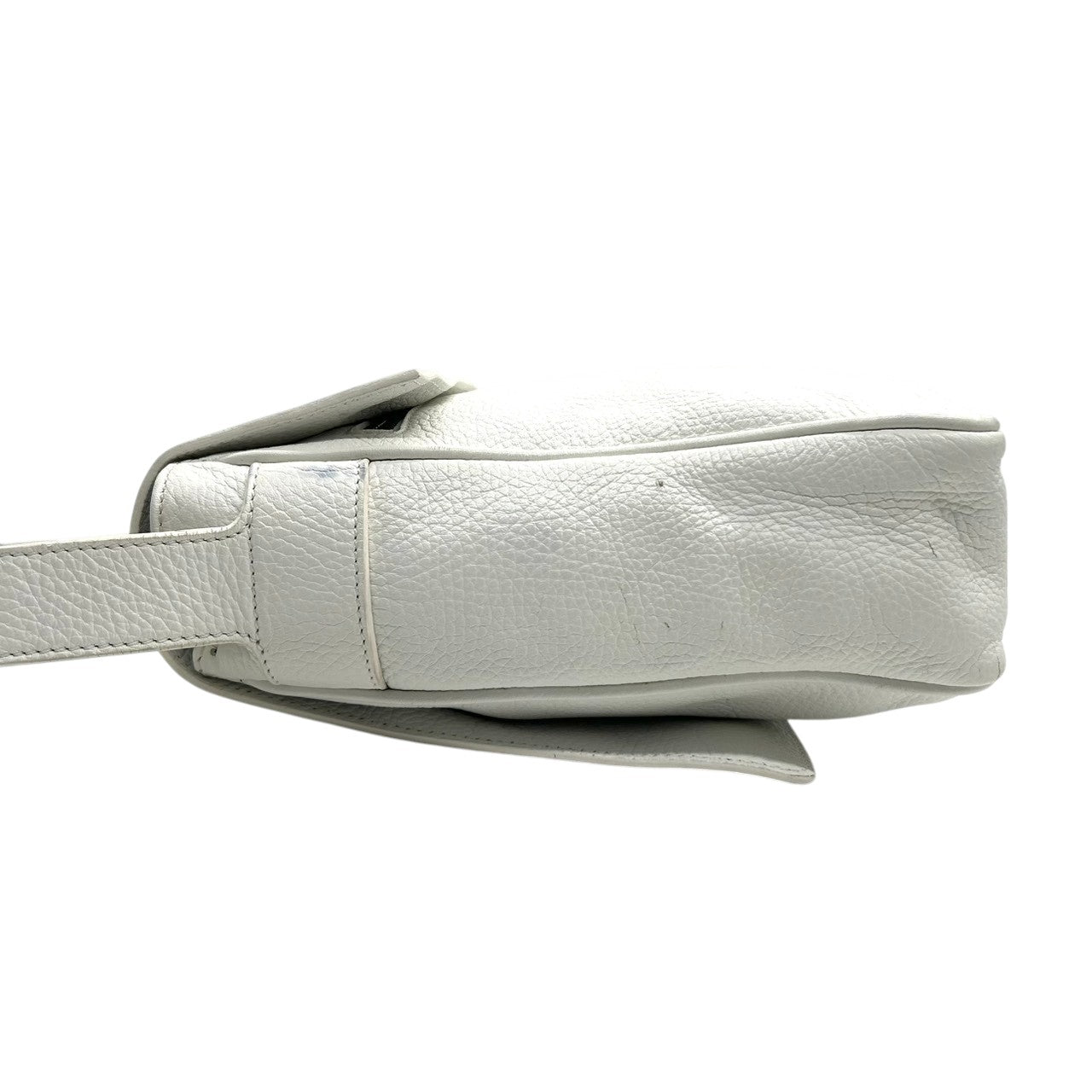 ジョルジオアルマーニ ショルダーバッグ レザー 本革 ホワイト フラップ 斜め掛け可 A4収納可 メンズ レディース ユニセックス メッセンジャーバッグ ビジネス カジュアル ロゴ型押し 上質シボ革 イタリア製 高級 クリーニング済み s81