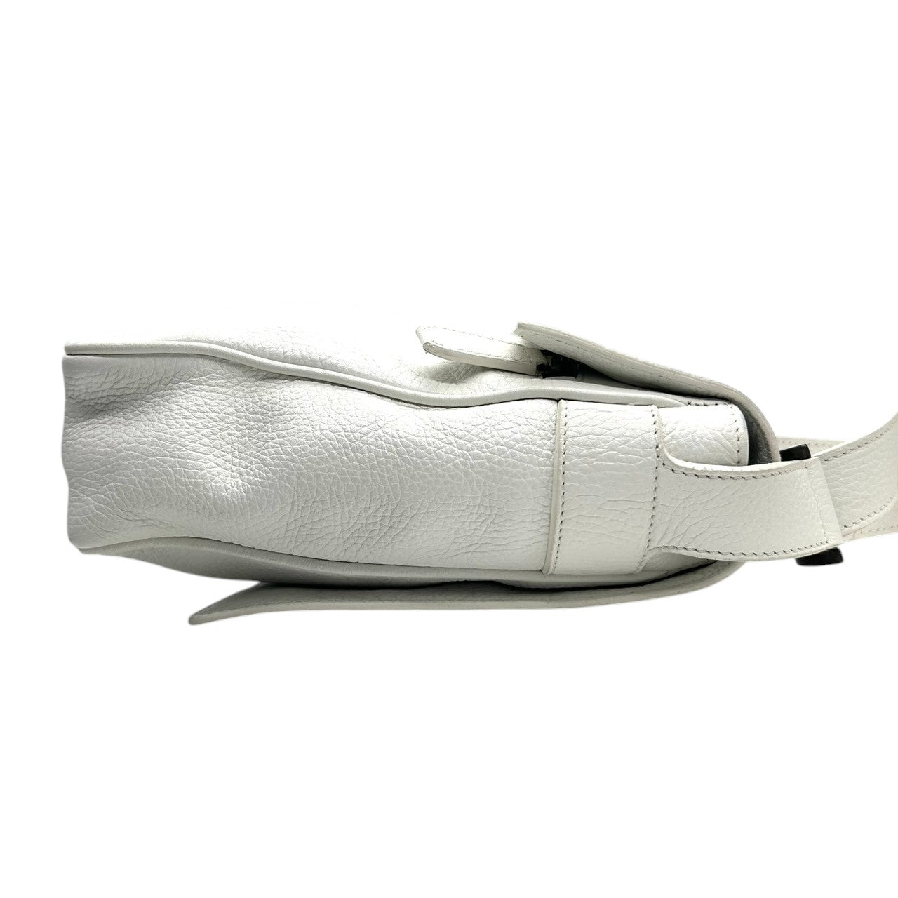 ジョルジオアルマーニ ショルダーバッグ レザー 本革 ホワイト フラップ 斜め掛け可 A4収納可 メンズ レディース ユニセックス メッセンジャーバッグ ビジネス カジュアル ロゴ型押し 上質シボ革 イタリア製 高級 クリーニング済み s81