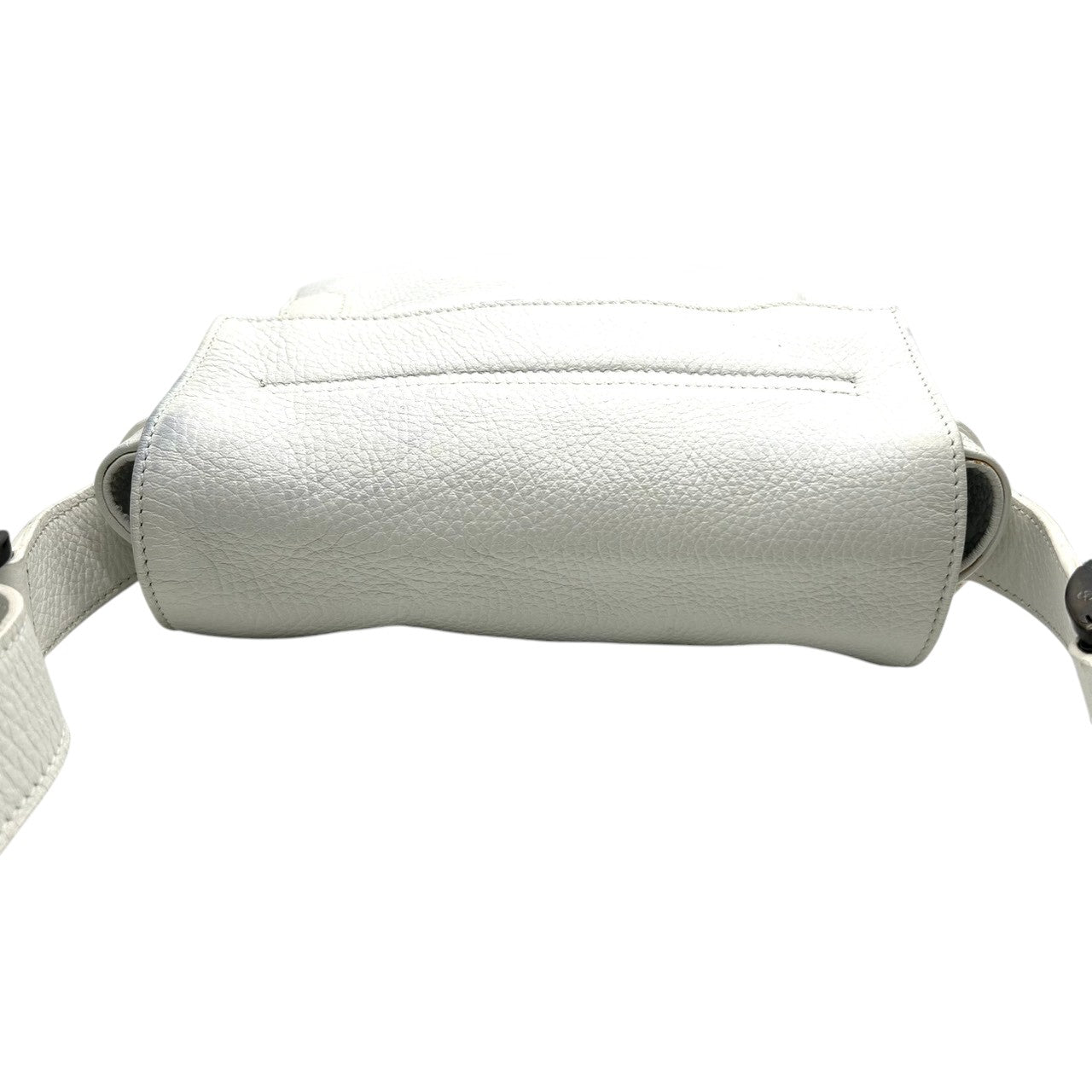 ジョルジオアルマーニ ショルダーバッグ レザー 本革 ホワイト フラップ 斜め掛け可 A4収納可 メンズ レディース ユニセックス メッセンジャーバッグ ビジネス カジュアル ロゴ型押し 上質シボ革 イタリア製 高級 クリーニング済み s81