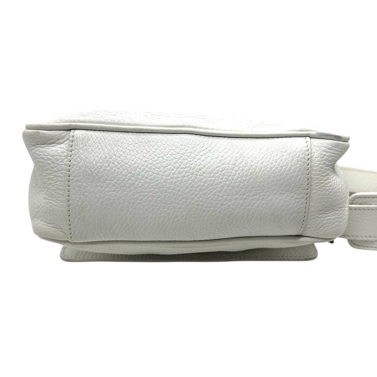 ジョルジオアルマーニ ショルダーバッグ レザー 本革 ホワイト フラップ 斜め掛け可 A4収納可 メンズ レディース ユニセックス メッセンジャーバッグ ビジネス カジュアル ロゴ型押し 上質シボ革 イタリア製 高級 クリーニング済み s81