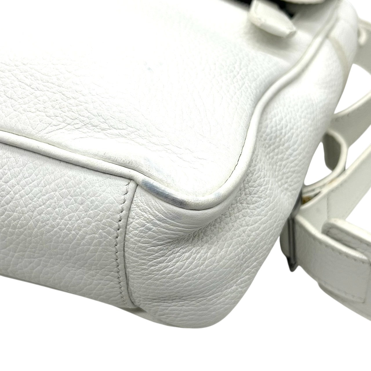 ジョルジオアルマーニ ショルダーバッグ レザー 本革 ホワイト フラップ 斜め掛け可 A4収納可 メンズ レディース ユニセックス メッセンジャーバッグ ビジネス カジュアル ロゴ型押し 上質シボ革 イタリア製 高級 クリーニング済み s81