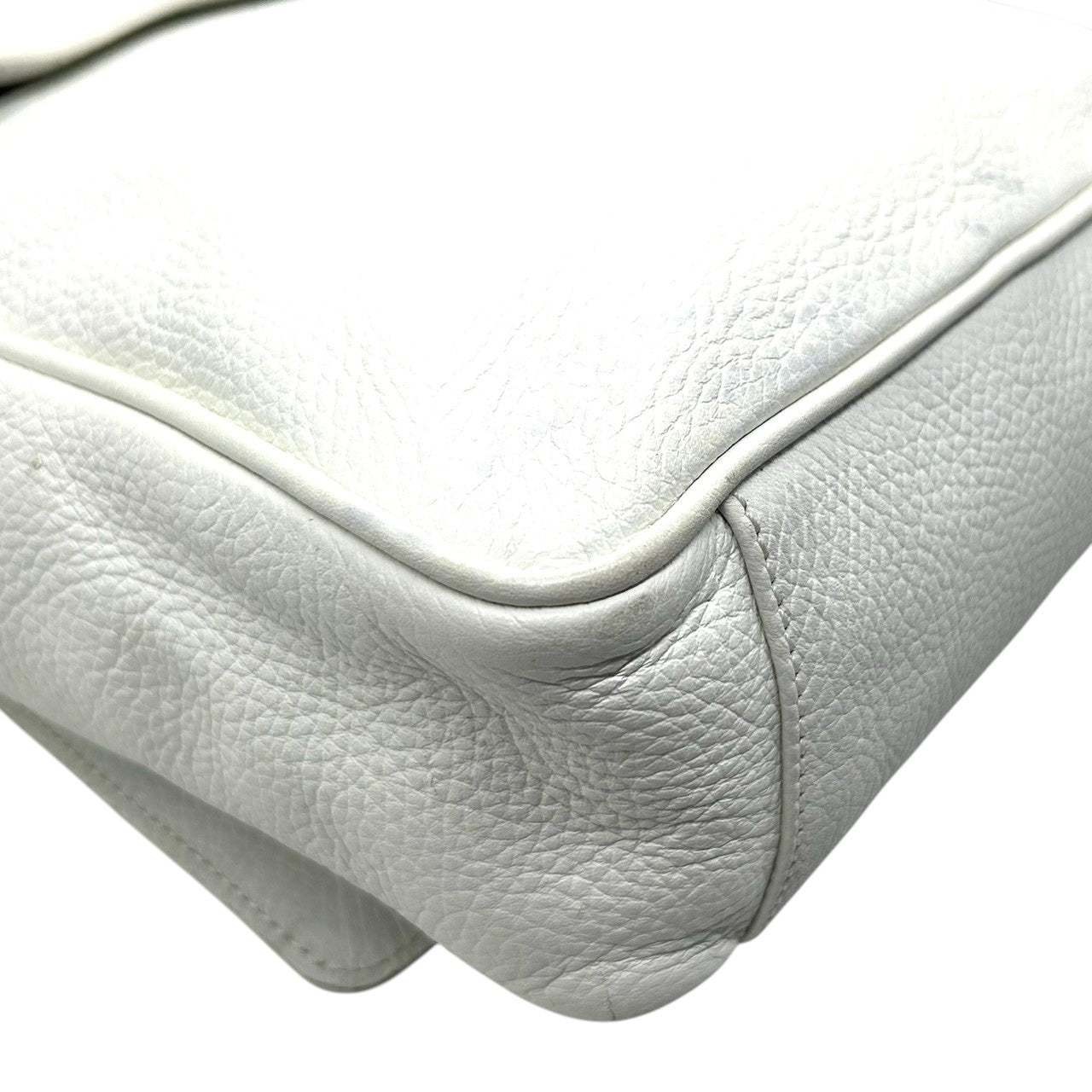 ジョルジオアルマーニ ショルダーバッグ レザー 本革 ホワイト フラップ 斜め掛け可 A4収納可 メンズ レディース ユニセックス メッセンジャーバッグ ビジネス カジュアル ロゴ型押し 上質シボ革 イタリア製 高級 クリーニング済み s81