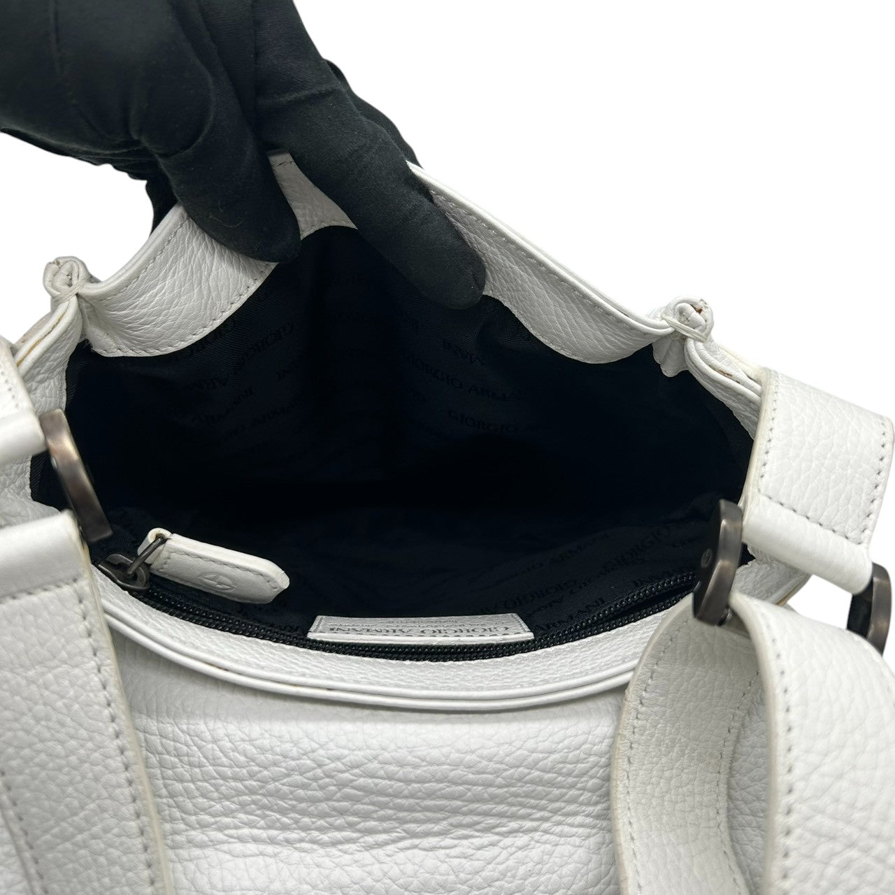 ジョルジオアルマーニ ショルダーバッグ レザー 本革 ホワイト フラップ 斜め掛け可 A4収納可 メンズ レディース ユニセックス メッセンジャーバッグ ビジネス カジュアル ロゴ型押し 上質シボ革 イタリア製 高級 クリーニング済み s81