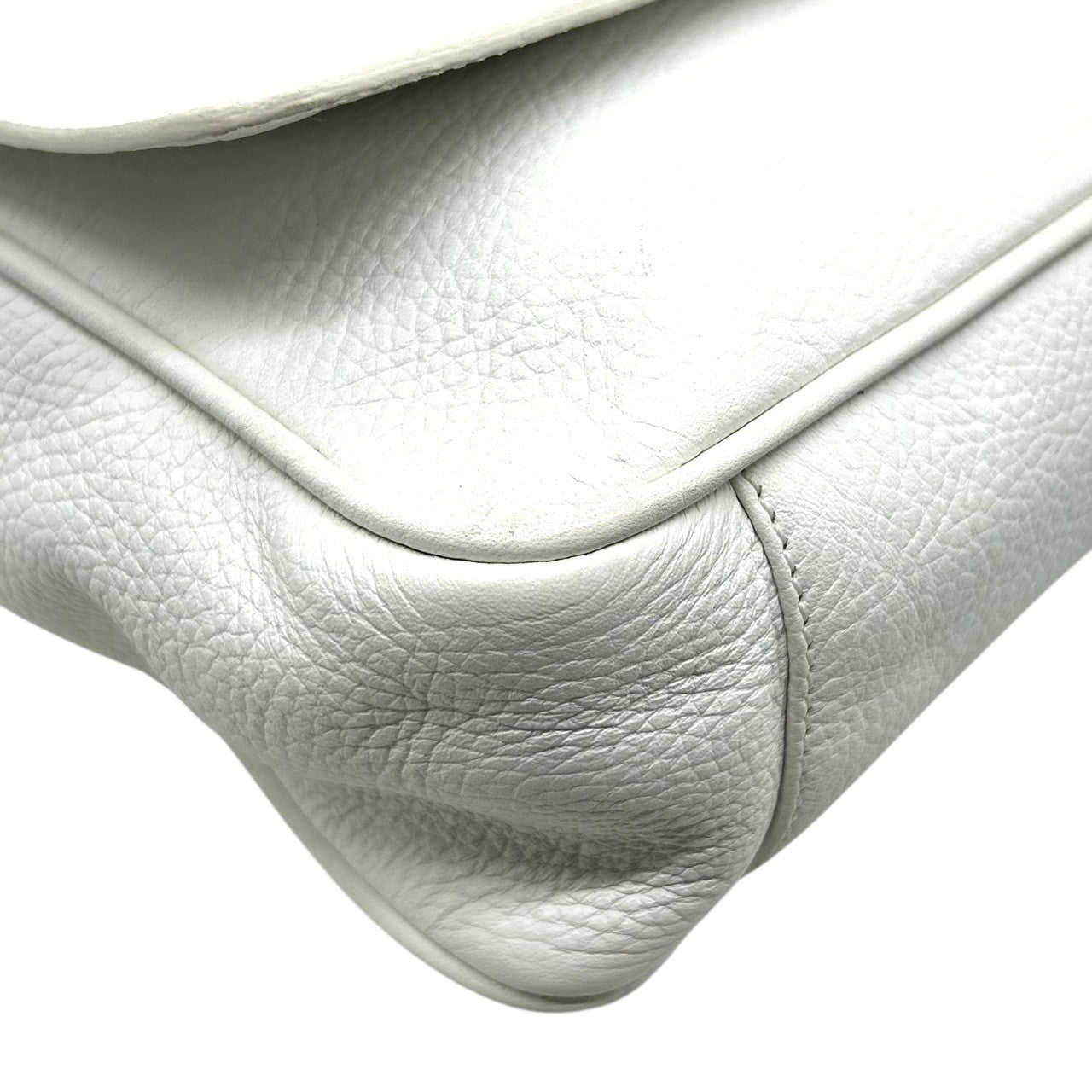 ジョルジオアルマーニ ショルダーバッグ レザー 本革 ホワイト フラップ 斜め掛け可 A4収納可 メンズ レディース ユニセックス メッセンジャーバッグ ビジネス カジュアル ロゴ型押し 上質シボ革 イタリア製 高級 クリーニング済み s81