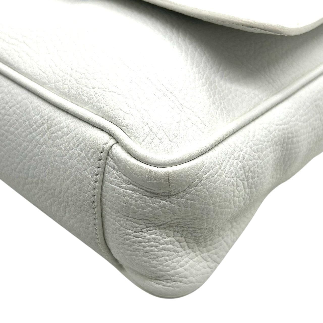 ジョルジオアルマーニ ショルダーバッグ レザー 本革 ホワイト フラップ 斜め掛け可 A4収納可 メンズ レディース ユニセックス メッセンジャーバッグ ビジネス カジュアル ロゴ型押し 上質シボ革 イタリア製 高級 クリーニング済み s81