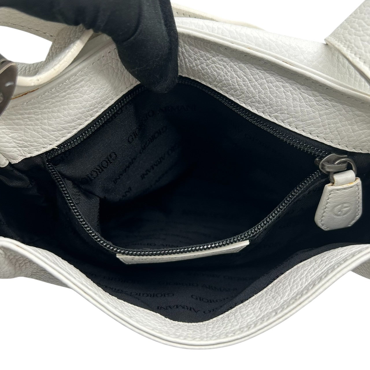 ジョルジオアルマーニ ショルダーバッグ レザー 本革 ホワイト フラップ 斜め掛け可 A4収納可 メンズ レディース ユニセックス メッセンジャーバッグ ビジネス カジュアル ロゴ型押し 上質シボ革 イタリア製 高級 クリーニング済み s81