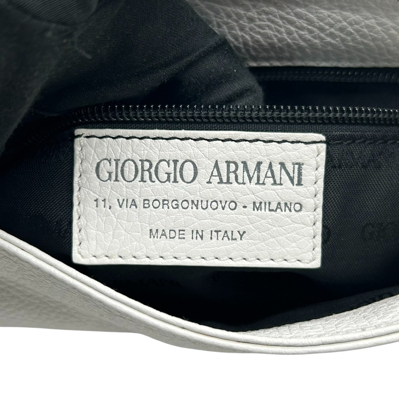 ジョルジオアルマーニ ショルダーバッグ レザー 本革 ホワイト フラップ 斜め掛け可 A4収納可 メンズ レディース ユニセックス メッセンジャーバッグ ビジネス カジュアル ロゴ型押し 上質シボ革 イタリア製 高級 クリーニング済み s81