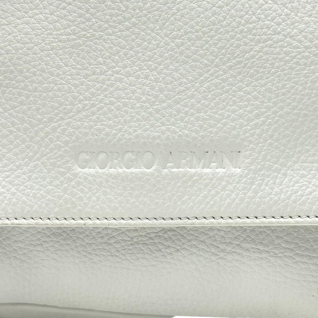 ジョルジオアルマーニ ショルダーバッグ レザー 本革 ホワイト フラップ 斜め掛け可 A4収納可 メンズ レディース ユニセックス メッセンジャーバッグ ビジネス カジュアル ロゴ型押し 上質シボ革 イタリア製 高級 クリーニング済み s81