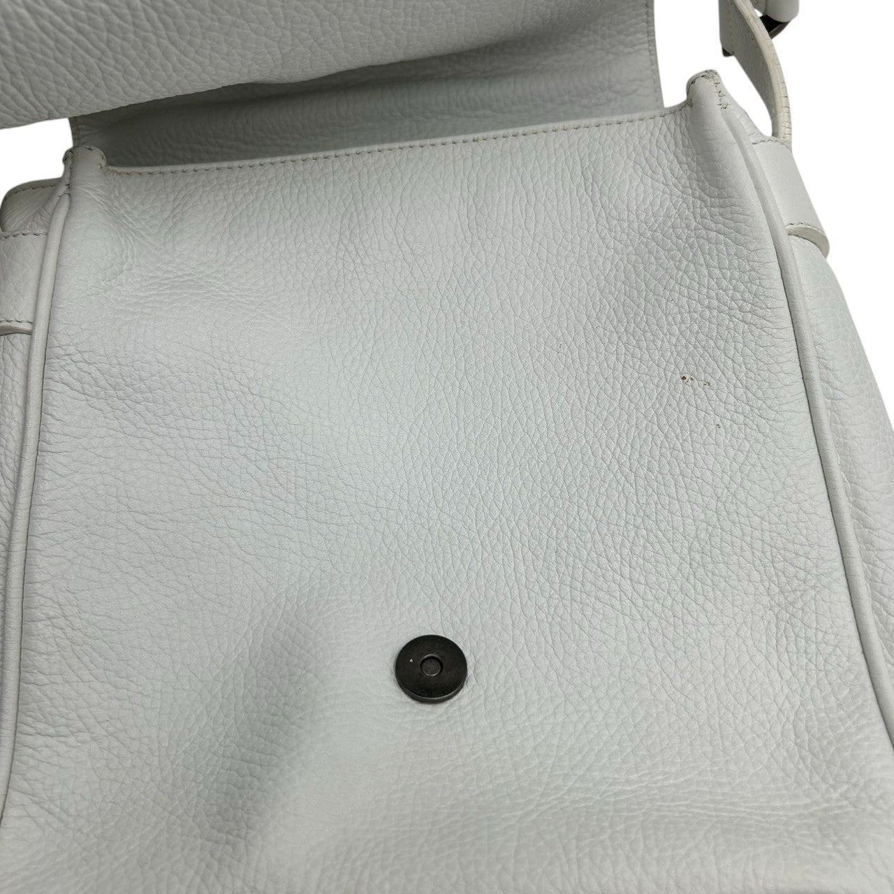 ジョルジオアルマーニ ショルダーバッグ レザー 本革 ホワイト フラップ 斜め掛け可 A4収納可 メンズ レディース ユニセックス メッセンジャーバッグ ビジネス カジュアル ロゴ型押し 上質シボ革 イタリア製 高級 クリーニング済み s81