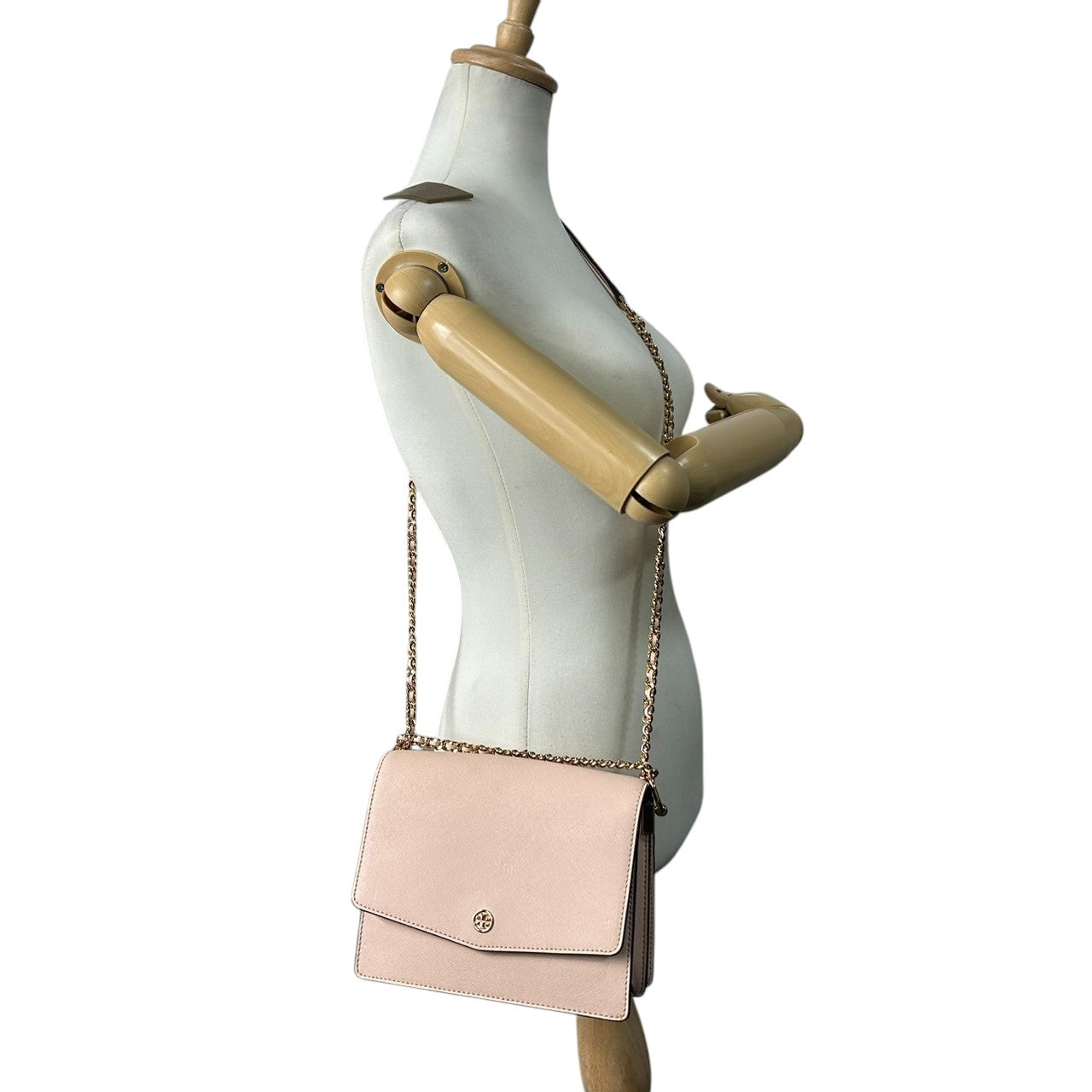 【美品】トリーバーチ チェーンショルダーバッグ PVCレザー ピンク ブラック バイカラー 斜め掛け可 ウォレットバッグ フラップ レディース パーティー エレガント フェミニン ゴールドチェーン ロゴプレート クリーニング済み 自立可 s81