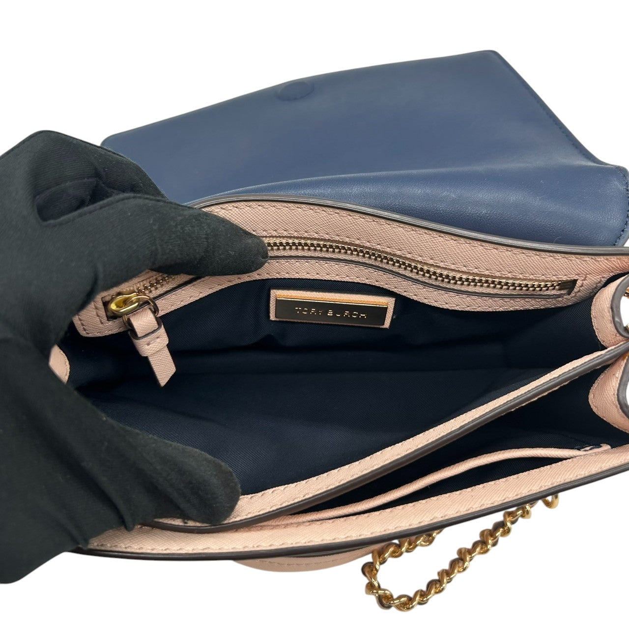 【美品】トリーバーチ チェーンショルダーバッグ PVCレザー ピンク ブラック バイカラー 斜め掛け可 ウォレットバッグ フラップ レディース パーティー エレガント フェミニン ゴールドチェーン ロゴプレート クリーニング済み 自立可 s81