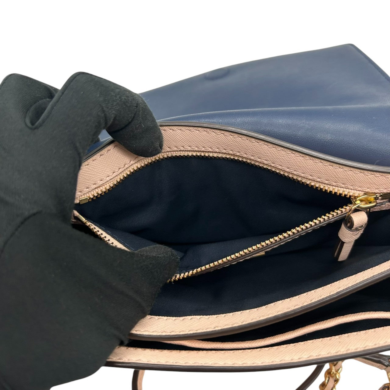 【美品】トリーバーチ チェーンショルダーバッグ PVCレザー ピンク ブラック バイカラー 斜め掛け可 ウォレットバッグ フラップ レディース パーティー エレガント フェミニン ゴールドチェーン ロゴプレート クリーニング済み 自立可 s81