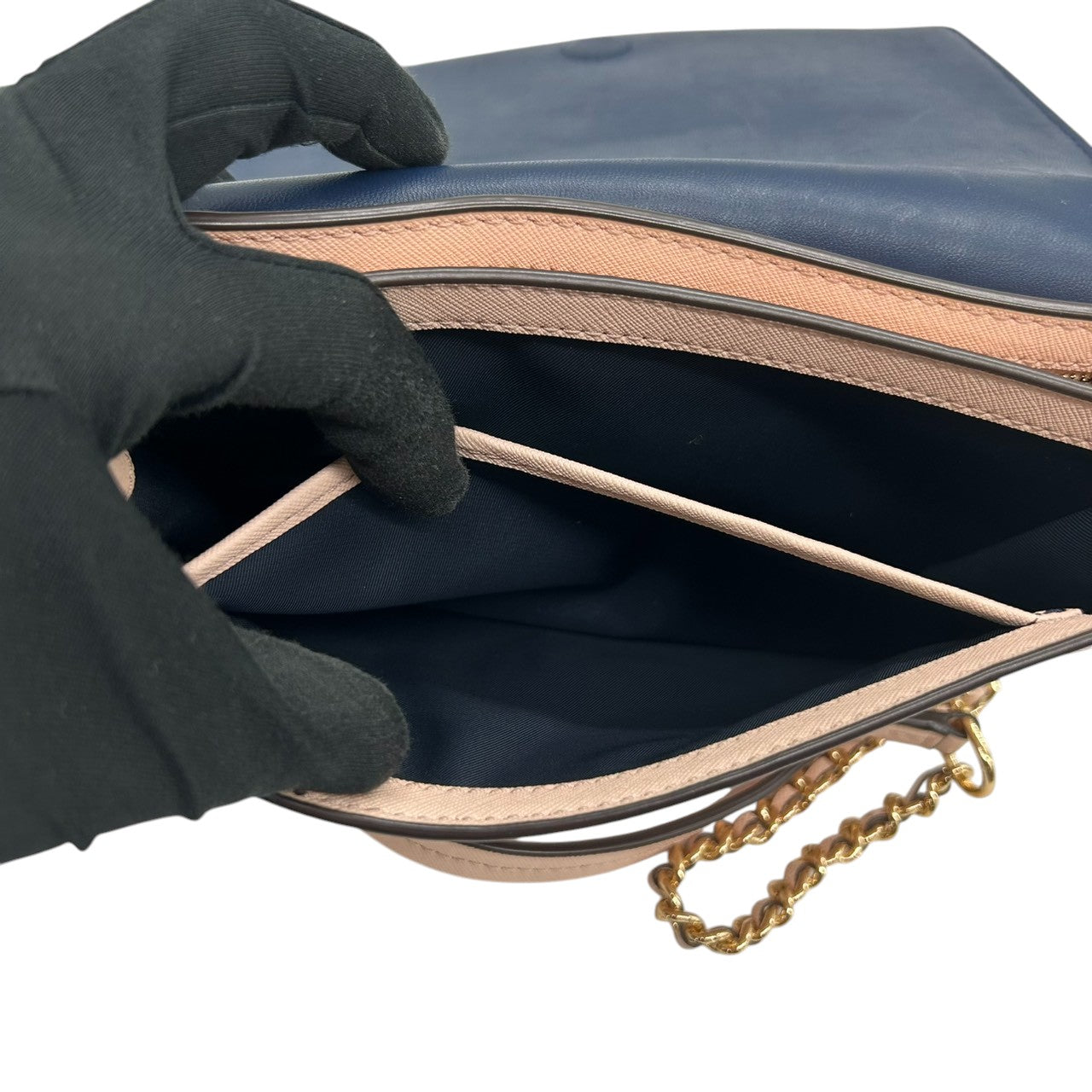 【美品】トリーバーチ チェーンショルダーバッグ PVCレザー ピンク ブラック バイカラー 斜め掛け可 ウォレットバッグ フラップ レディース パーティー エレガント フェミニン ゴールドチェーン ロゴプレート クリーニング済み 自立可 s81