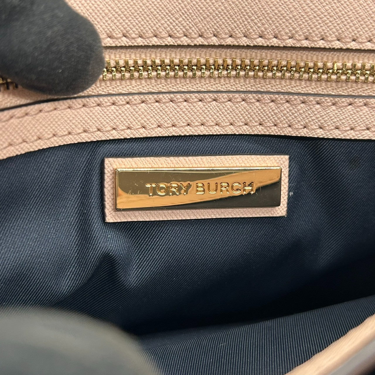 【美品】トリーバーチ チェーンショルダーバッグ PVCレザー ピンク ブラック バイカラー 斜め掛け可 ウォレットバッグ フラップ レディース パーティー エレガント フェミニン ゴールドチェーン ロゴプレート クリーニング済み 自立可 s81