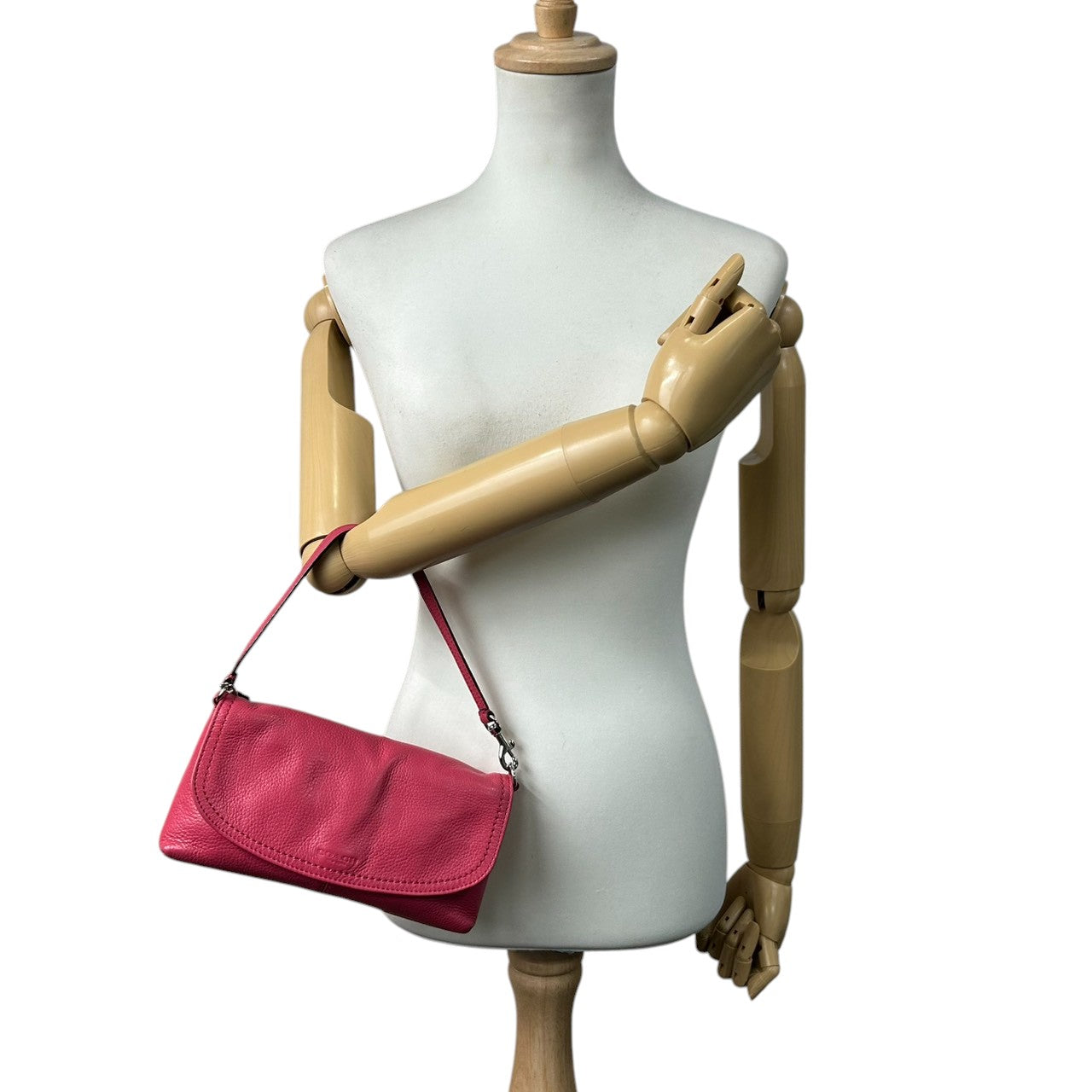 【美品】コーチ ハンドバッグ レザー 本革 ピンク ネイビー バイカラー アクセサリーポーチ リストレット ミニバッグ コンパクト 軽量 レディース フラップ カジュアル パーティー チャーム付き シボ革 クリーニング済み U1