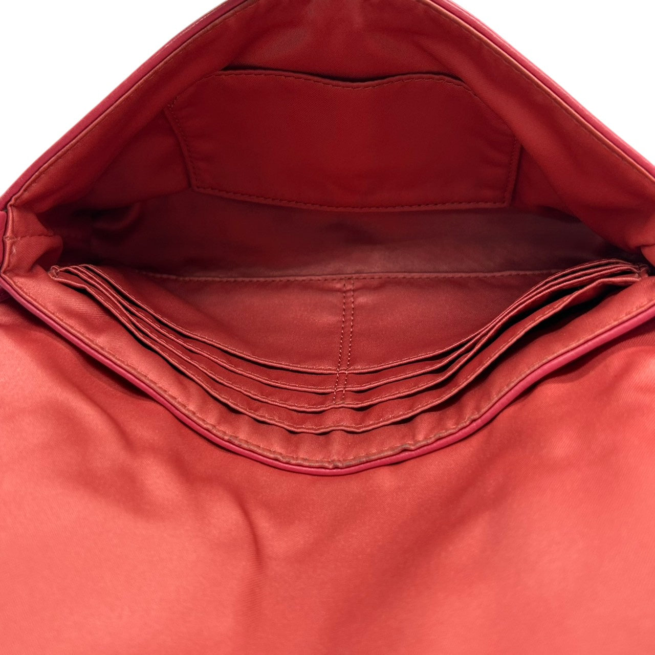 【美品】コーチ ハンドバッグ レザー 本革 ピンク ネイビー バイカラー アクセサリーポーチ リストレット ミニバッグ コンパクト 軽量 レディース フラップ カジュアル パーティー チャーム付き シボ革 クリーニング済み U1