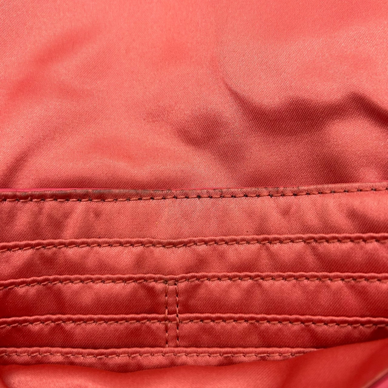 【美品】コーチ ハンドバッグ レザー 本革 ピンク ネイビー バイカラー アクセサリーポーチ リストレット ミニバッグ コンパクト 軽量 レディース フラップ カジュアル パーティー チャーム付き シボ革 クリーニング済み U1