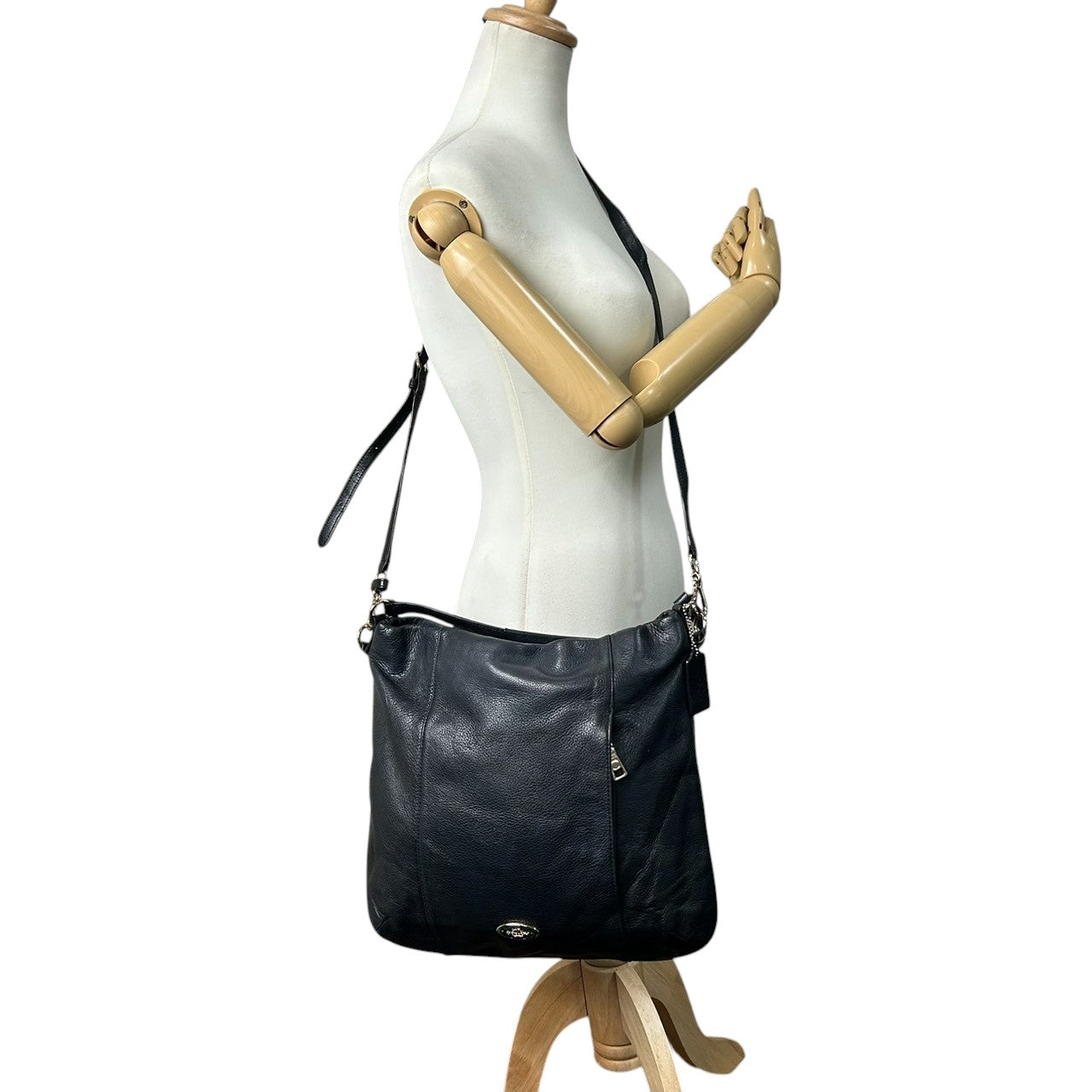 コーチ 2WAY ショルダーバッグ F34511 ペブルドレザー 本革 ブラック A4収納可 大容量 斜め掛け可 レディース ハンドバッグ ビジネス 通勤 通学 ロゴチャーム付き シンプルデザイン クリーニング済み U1