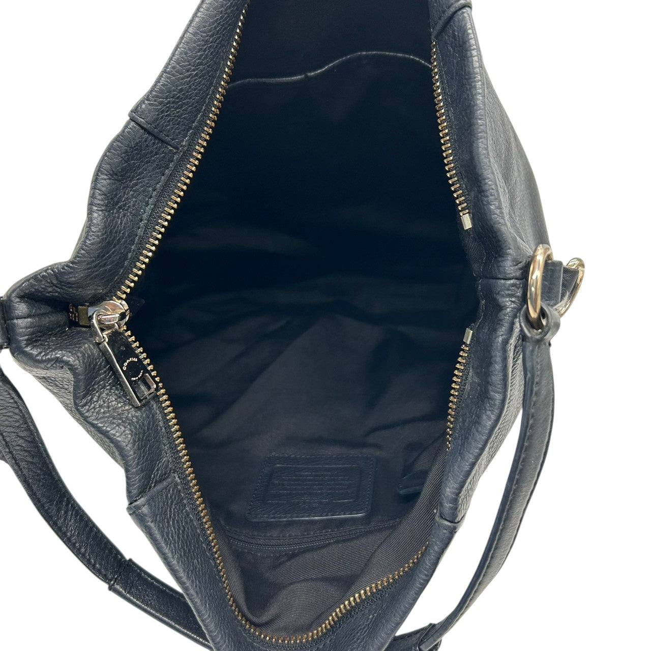 コーチ 2WAY ショルダーバッグ F34511 ペブルドレザー 本革 ブラック A4収納可 大容量 斜め掛け可 レディース ハンドバッグ ビジネス 通勤 通学 ロゴチャーム付き シンプルデザイン クリーニング済み U1