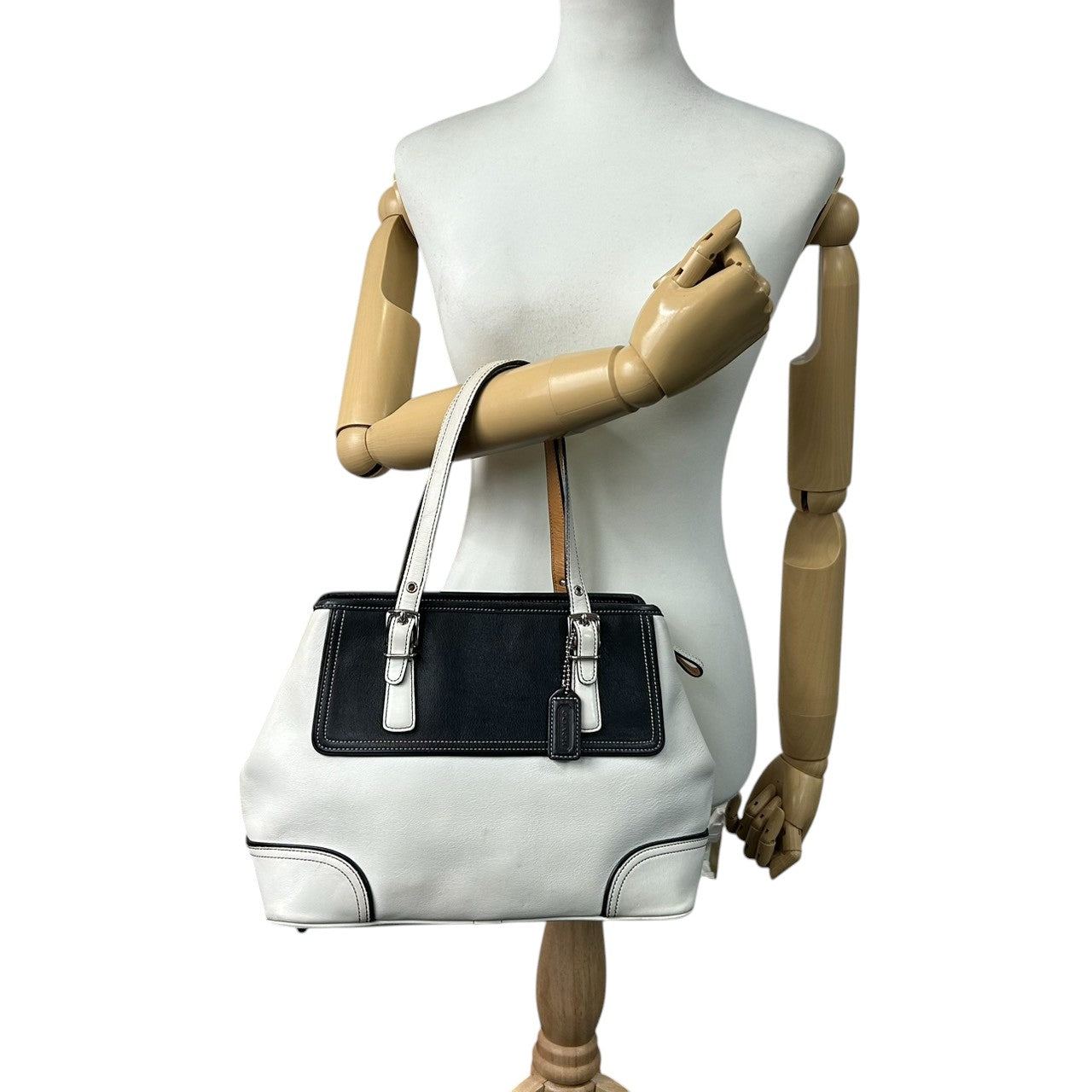 コーチ トートバッグ 9605 レザー 本革 ホワイト ブラック バイカラー A4収納可 大容量 ワンショルダー 肩掛け レディース ハンドバッグ チャーム付き ステッチデザイン クラシック ヴィンテージ クリーニング済み 自立可 s53