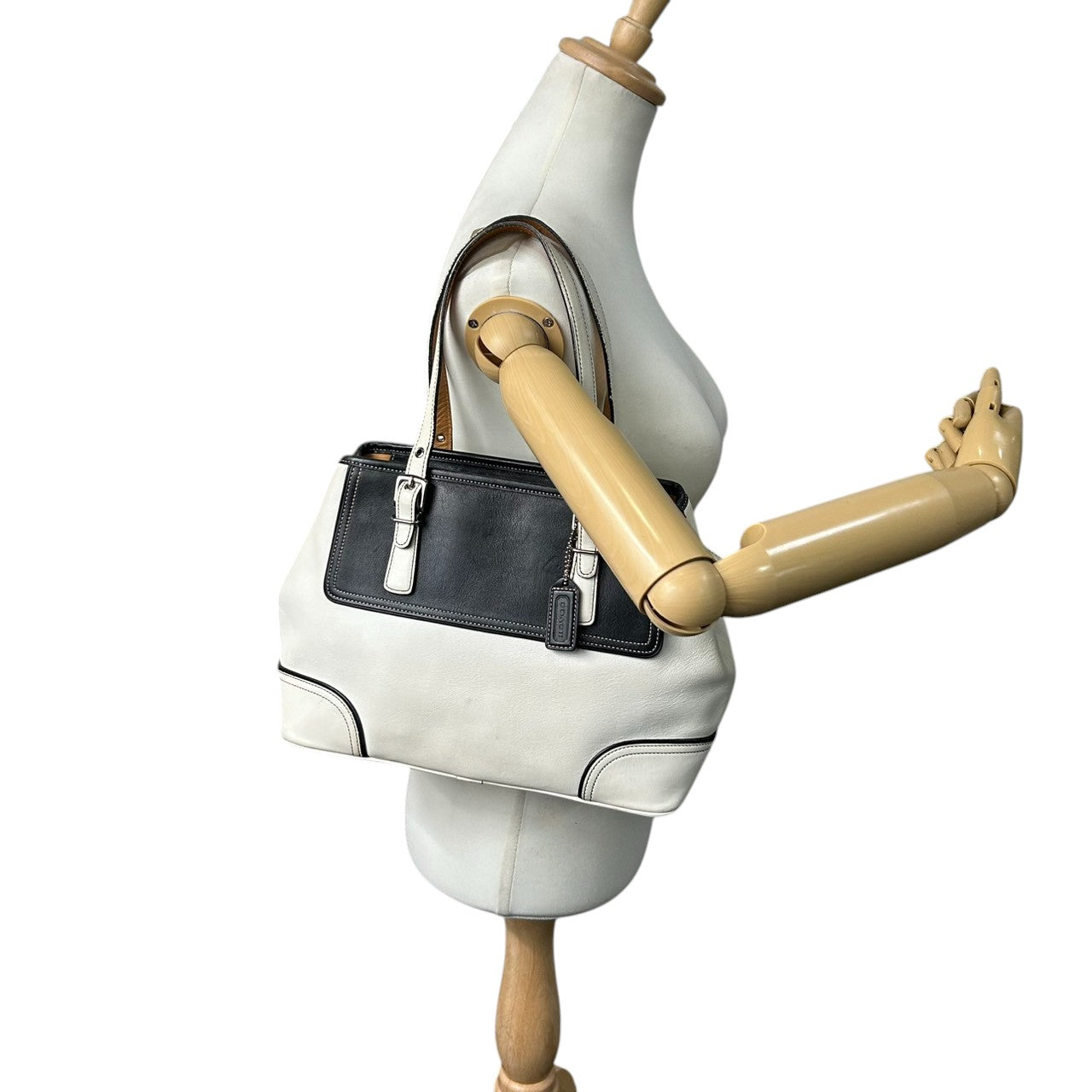 コーチ トートバッグ 9605 レザー 本革 ホワイト ブラック バイカラー A4収納可 大容量 ワンショルダー 肩掛け レディース ハンドバッグ チャーム付き ステッチデザイン クラシック ヴィンテージ クリーニング済み 自立可 s53