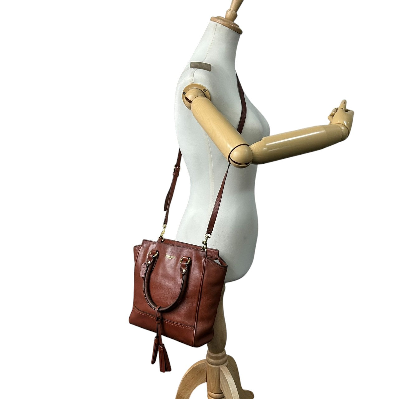 コーチ 2WAY トートバッグ ハンドバッグ ショルダーバッグ レザー 本革 ブラウン 斜め掛け可 タッセルチャーム付き レディース ミニトート コンパクト 通勤 カジュアル エレガント ロゴプレート 上質レザー 自立可 クリーニング済み s53
