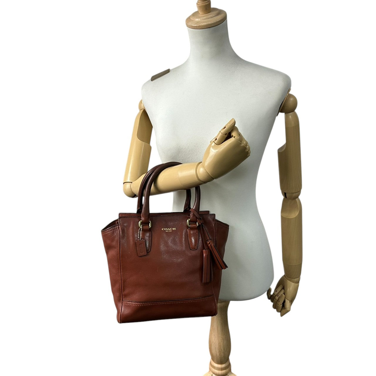コーチ 2WAY トートバッグ ハンドバッグ ショルダーバッグ レザー 本革 ブラウン 斜め掛け可 タッセルチャーム付き レディース ミニトート コンパクト 通勤 カジュアル エレガント ロゴプレート 上質レザー 自立可 クリーニング済み s53
