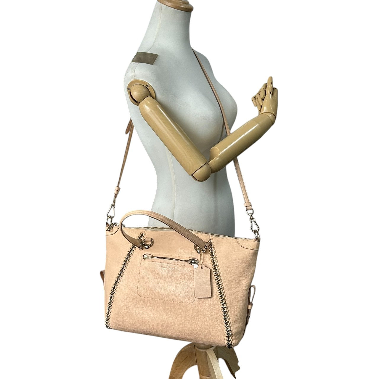 コーチ 2WAY トートバッグ 34339 レザー ピンクベージュ チェーンデザイン A4収納可 大容量 斜め掛け可 レディース ハンドバッグ ビジネス 通勤 通学 エレガント フェミニン チャーム付き クリーニング済み s53