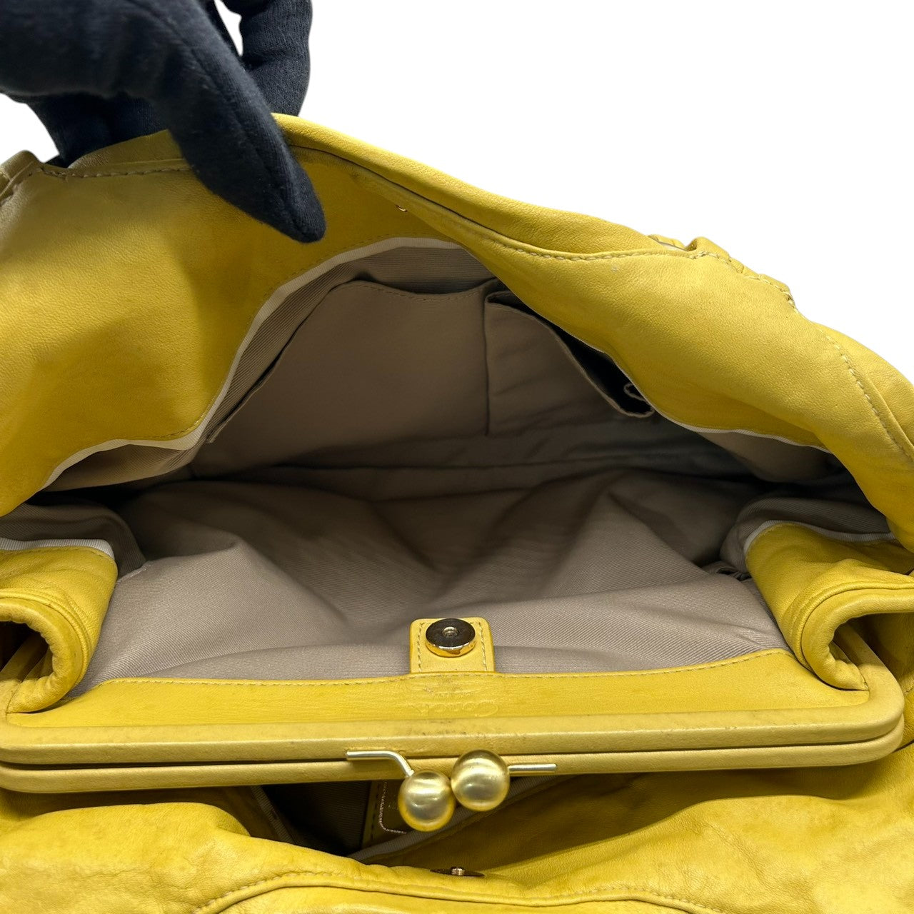 コーチ ハンドバッグ ブルック 13437 レザー 本革 イエロー がま口 キスロック ワンショルダー 大容量 レディース チャーム付き ギャザーデザイン フェミニン エレガント COACH ホーボーバッグ ゴールド金具 クリーニング済み s40