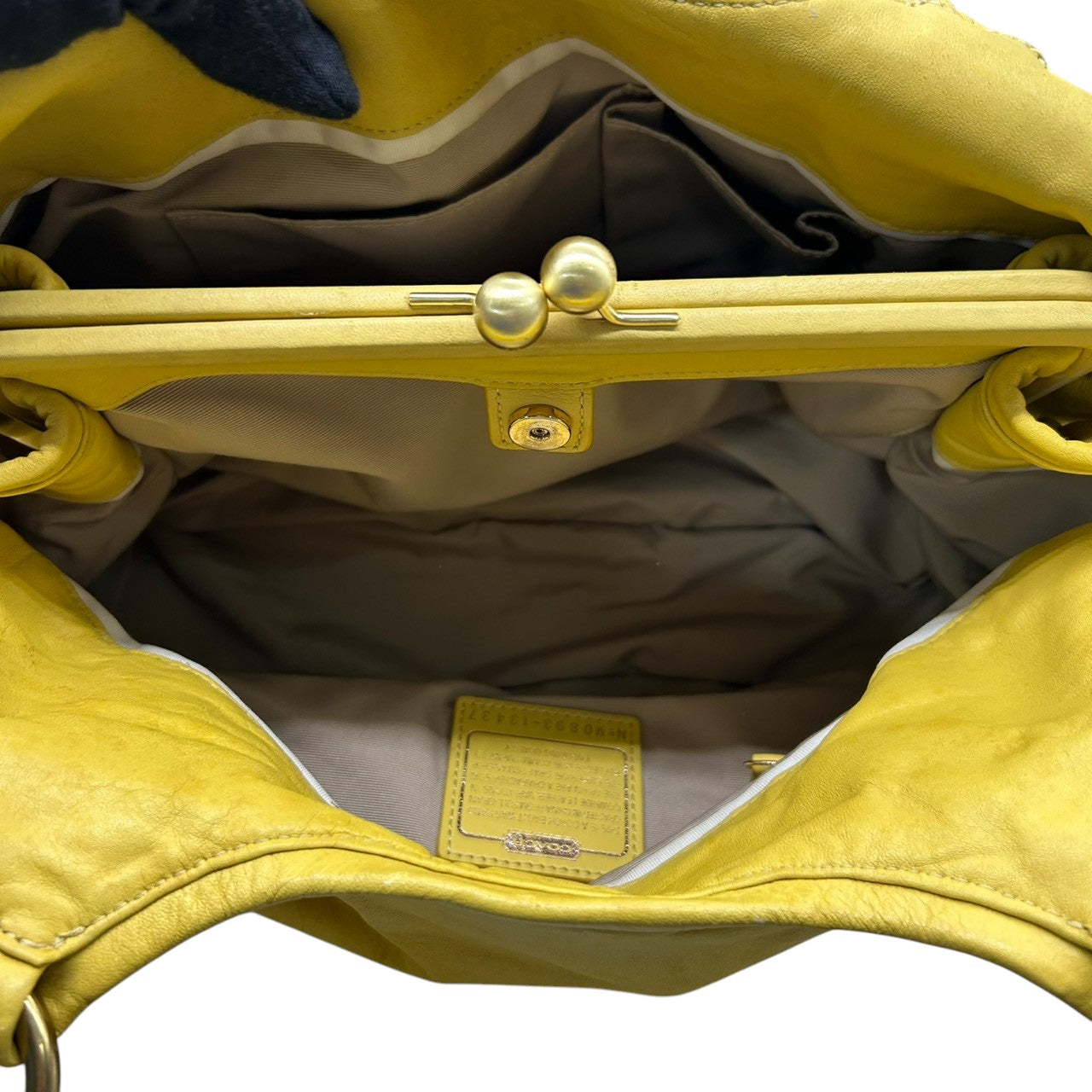 コーチ ハンドバッグ ブルック 13437 レザー 本革 イエロー がま口 キスロック ワンショルダー 大容量 レディース チャーム付き ギャザーデザイン フェミニン エレガント COACH ホーボーバッグ ゴールド金具 クリーニング済み s40