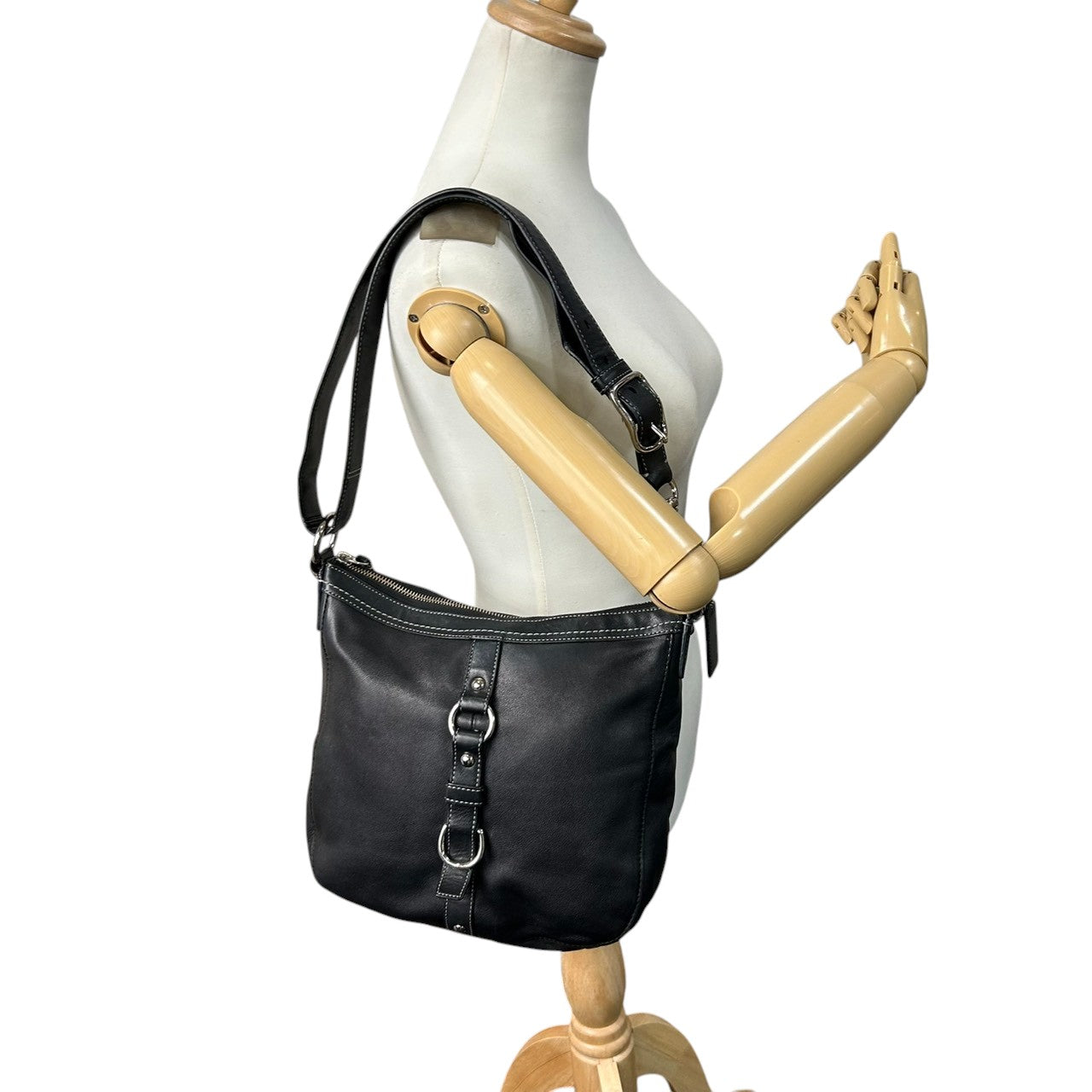 【美品】コーチ ショルダーバッグ F14018 レザー 本革 ブラック 大容量 A4収納可 斜め掛け可 レディース ホーボーバッグ クラシック シンプルデザイン 通勤 通学 ビジネス シルバー金具 ステッチ クリーニング済み s63