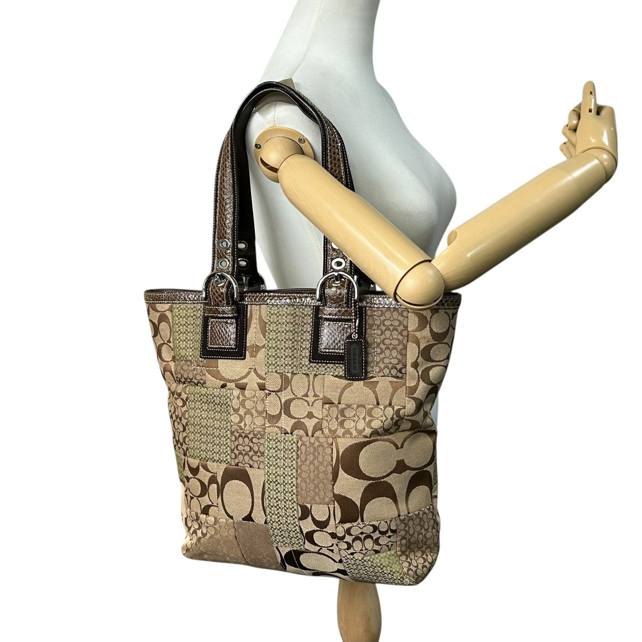 【未使用級】 COACH コーチ トートバッグ 10089 パッチワーク シグネチャー キャンバス 型押しレザー ブラウン A4収納可 大容量 ワンショルダー 肩掛け レディース ハンドバッグ チャーム付き エレガント クラシックデザイン s67