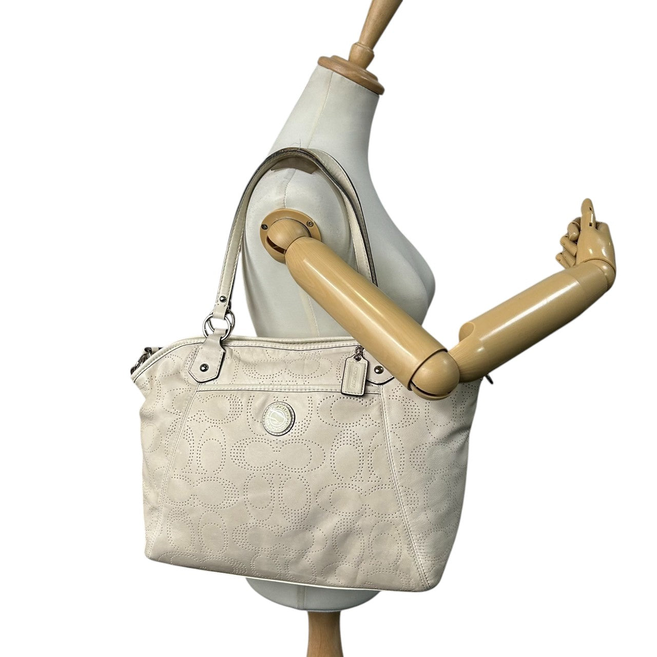 コーチ トートバッグ F19688 パーフォレイテッド シグネチャー レザー ホワイト A4収納可 大容量 ワンショルダー 肩掛け レディース ハンドバッグ ビジネス 通勤 通学 チャーム付き エレガントデザイン 自立可 クリーニング済み s67