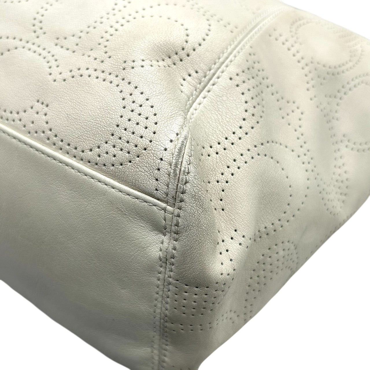 コーチ トートバッグ F19688 パーフォレイテッド シグネチャー レザー ホワイト A4収納可 大容量 ワンショルダー 肩掛け レディース ハンドバッグ ビジネス 通勤 通学 チャーム付き エレガントデザイン 自立可 クリーニング済み s67