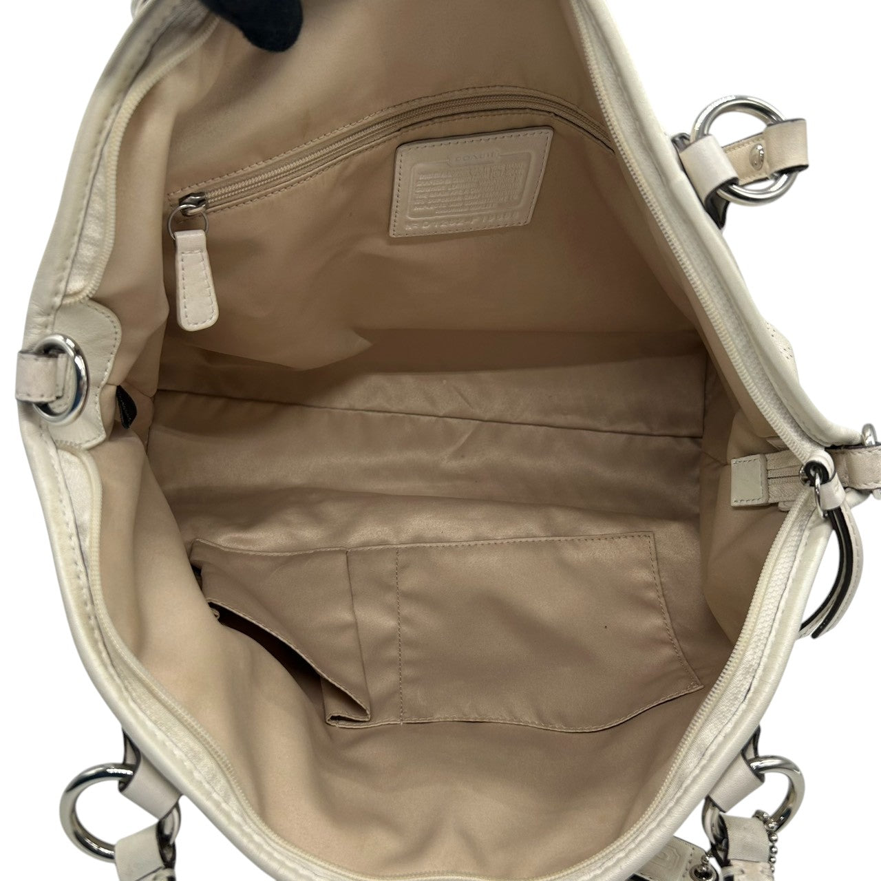 コーチ トートバッグ F19688 パーフォレイテッド シグネチャー レザー ホワイト A4収納可 大容量 ワンショルダー 肩掛け レディース ハンドバッグ ビジネス 通勤 通学 チャーム付き エレガントデザイン 自立可 クリーニング済み s67