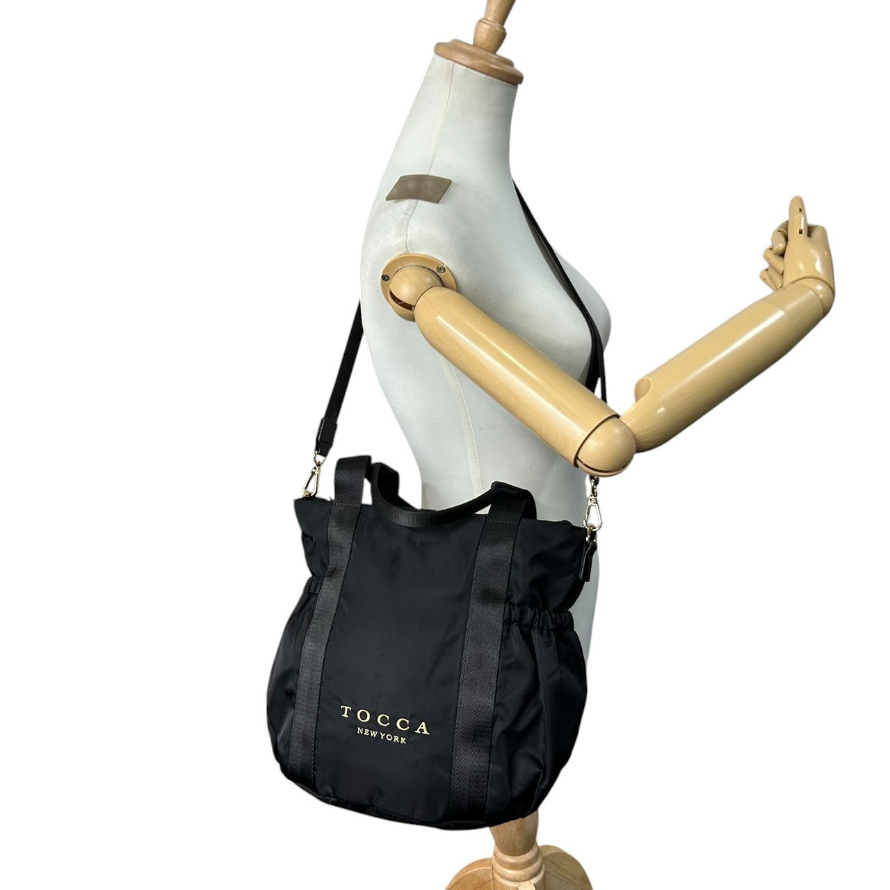 【未使用級】トッカ 2WAY トートバッグ ナイロン ブラック A4収納可 斜め掛け可 レディース ハンドバッグ ショルダーバッグ ロゴ マザーズバッグ 通勤 通学 軽量 エレガント フェミニン サイドギャザー 自立可 ゴールド金具 クリーニング済み s21